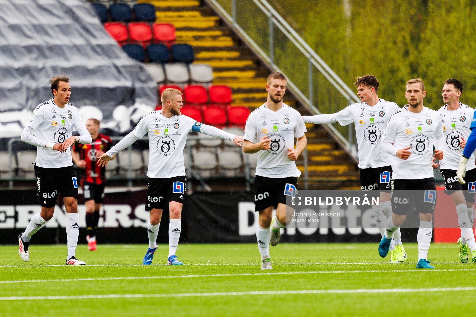 Örebros Karl Holmberg jublar efter 2-1 under fotbollsmatchen i Superettan mellan Östersund och Örebro den 24 maj 2025 i Östersund. 