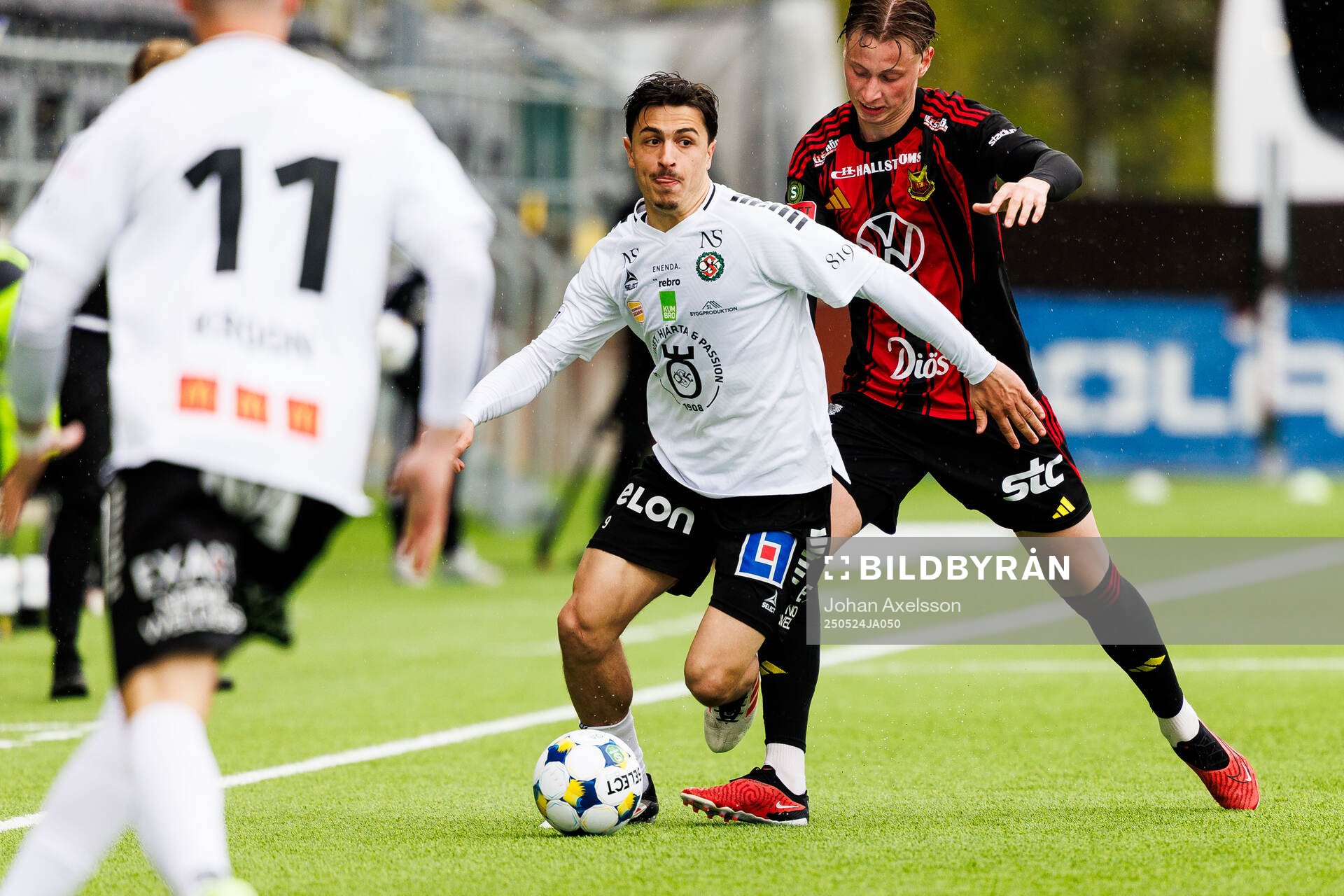 Örebros Antonio Yakoub och Östersunds Philip Bonde under fotbollsmatchen i Superettan mellan Östersund och Örebro den 24 maj 2025 i Östersund. 