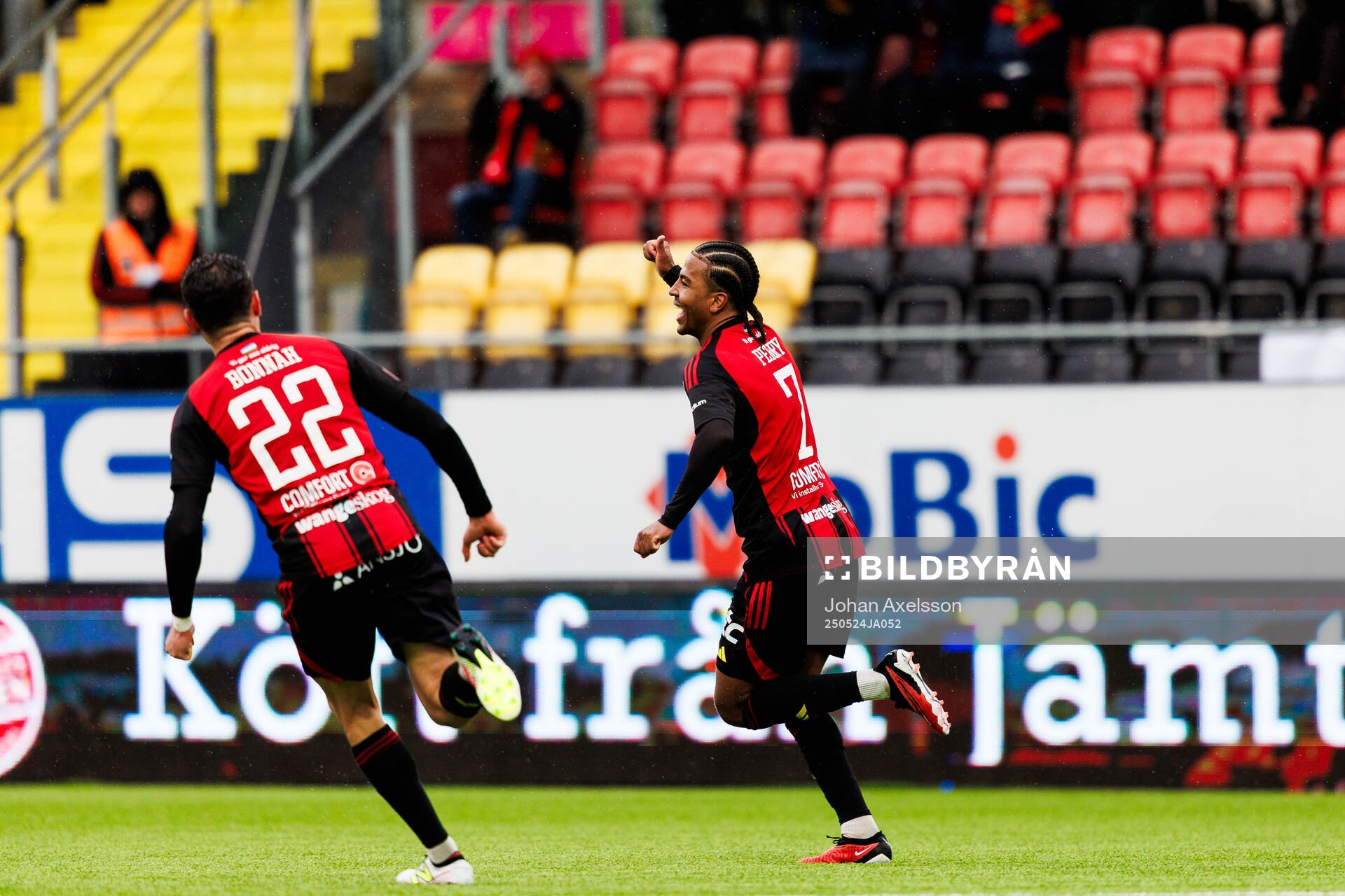 Östersunds Nebiyou Perry jublar efter 3-1 under fotbollsmatchen i Superettan mellan Östersund och Örebro den 24 maj 2025 i Östersund. 