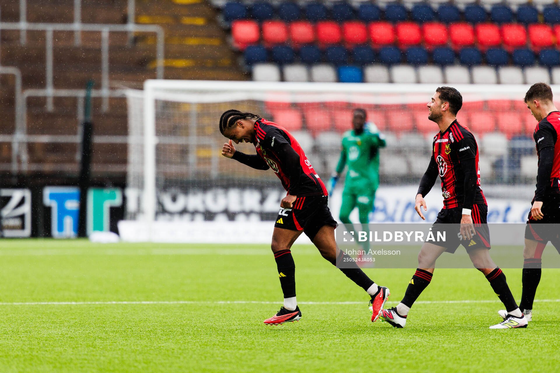 Östersunds Nebiyou Perry jublar efter 3-1 under fotbollsmatchen i Superettan mellan Östersund och Örebro den 24 maj 2025 i Östersund. 