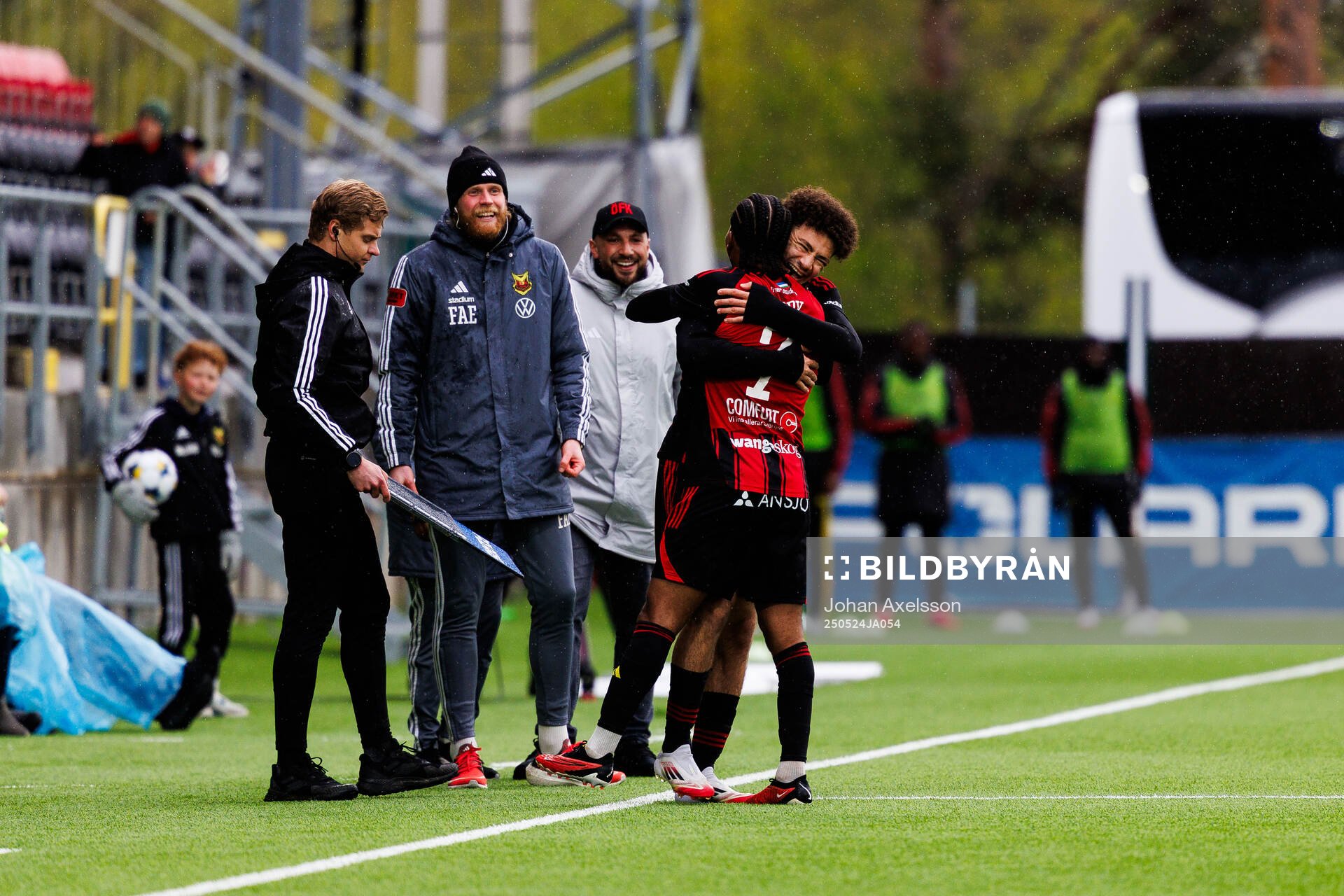 Östersunds Nebiyou Perry och Ziad Ghanoum jublar efter 3-1 under fotbollsmatchen i Superettan mellan Östersund och Örebro den 24 maj 2025 i Östersund.