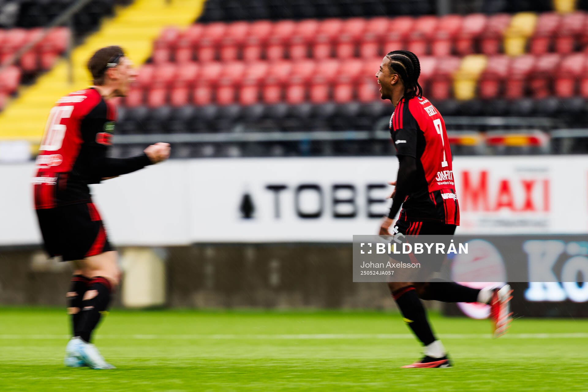 Östersunds Nebiyou Perry jublar efter 3-1 under fotbollsmatchen i Superettan mellan Östersund och Örebro den 24 maj 2025 i Östersund. 