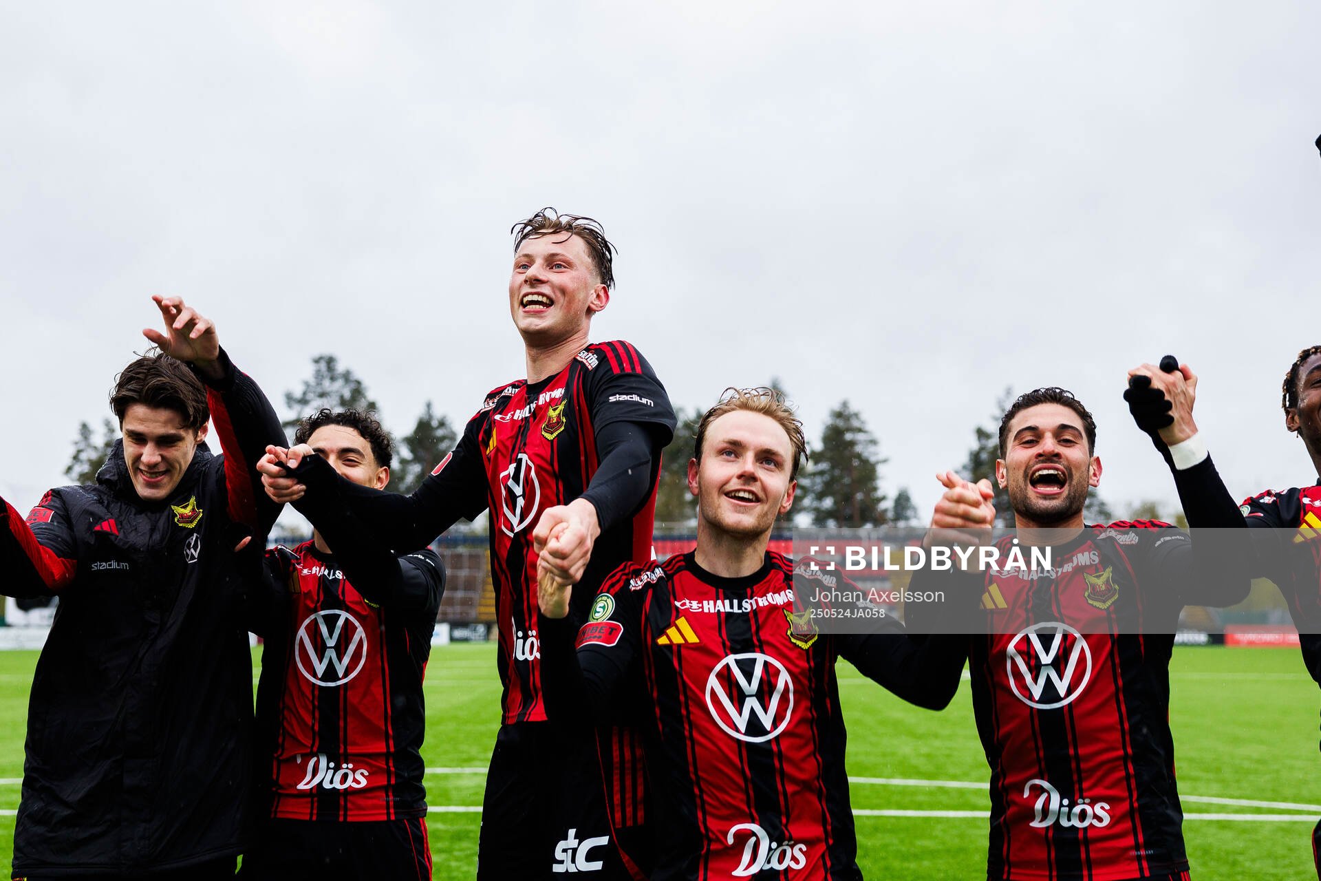 Östersunds Philip Bonde och Simon Marklund jublar efter fotbollsmatchen i Superettan mellan Östersund och Örebro den 24 maj 2025 i Östersund.