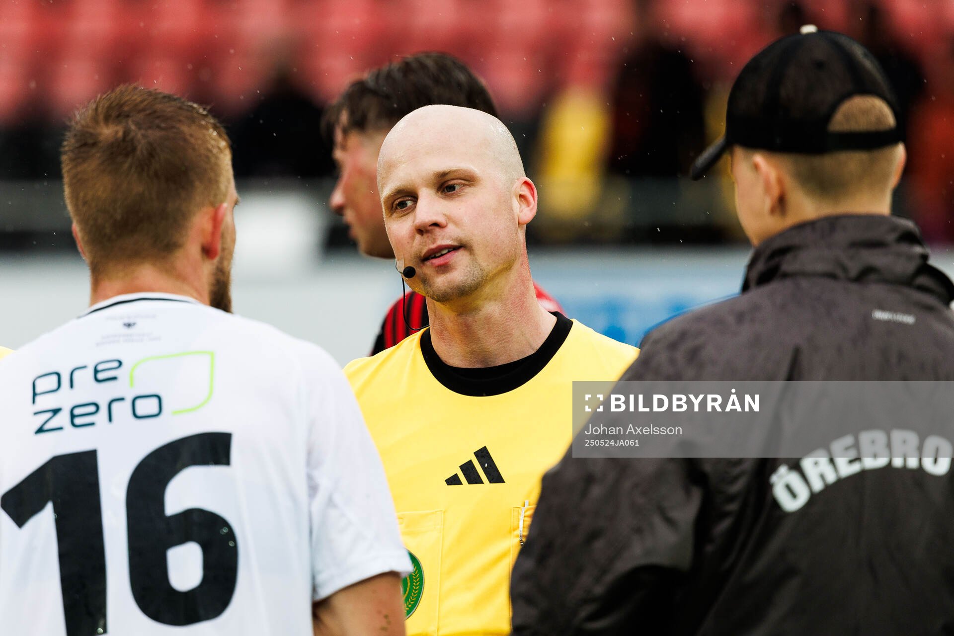 Örebros Hampus Söderström och Domare Pontus Olofsson efter fotbollsmatchen i Superettan mellan Östersund och Örebro den 24 maj 2025 i Östersund.