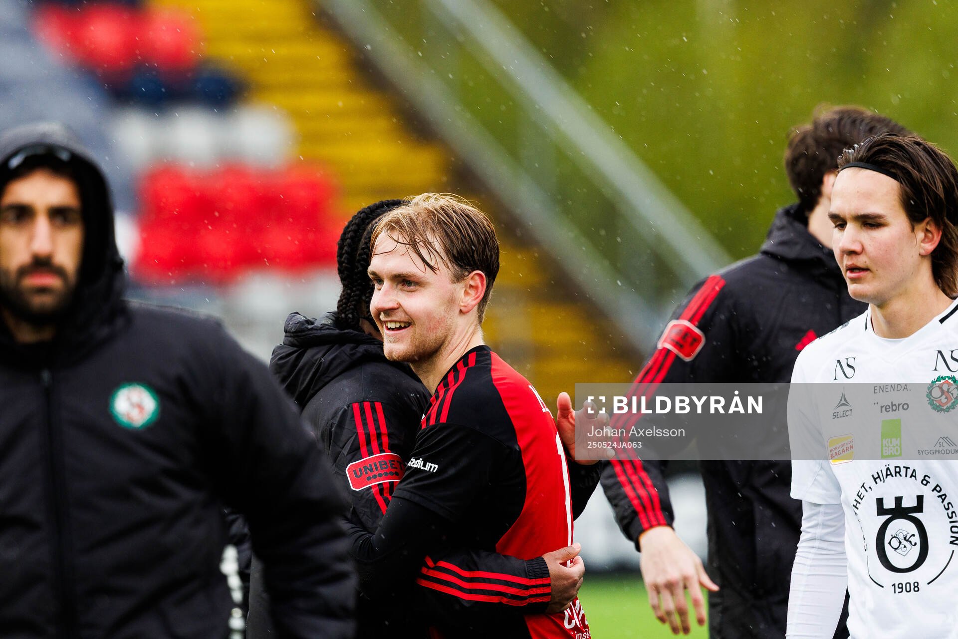 Östersunds Simon Marklund jublar efter fotbollsmatchen i Superettan mellan Östersund och Örebro den 24 maj 2025 i Östersund. 
