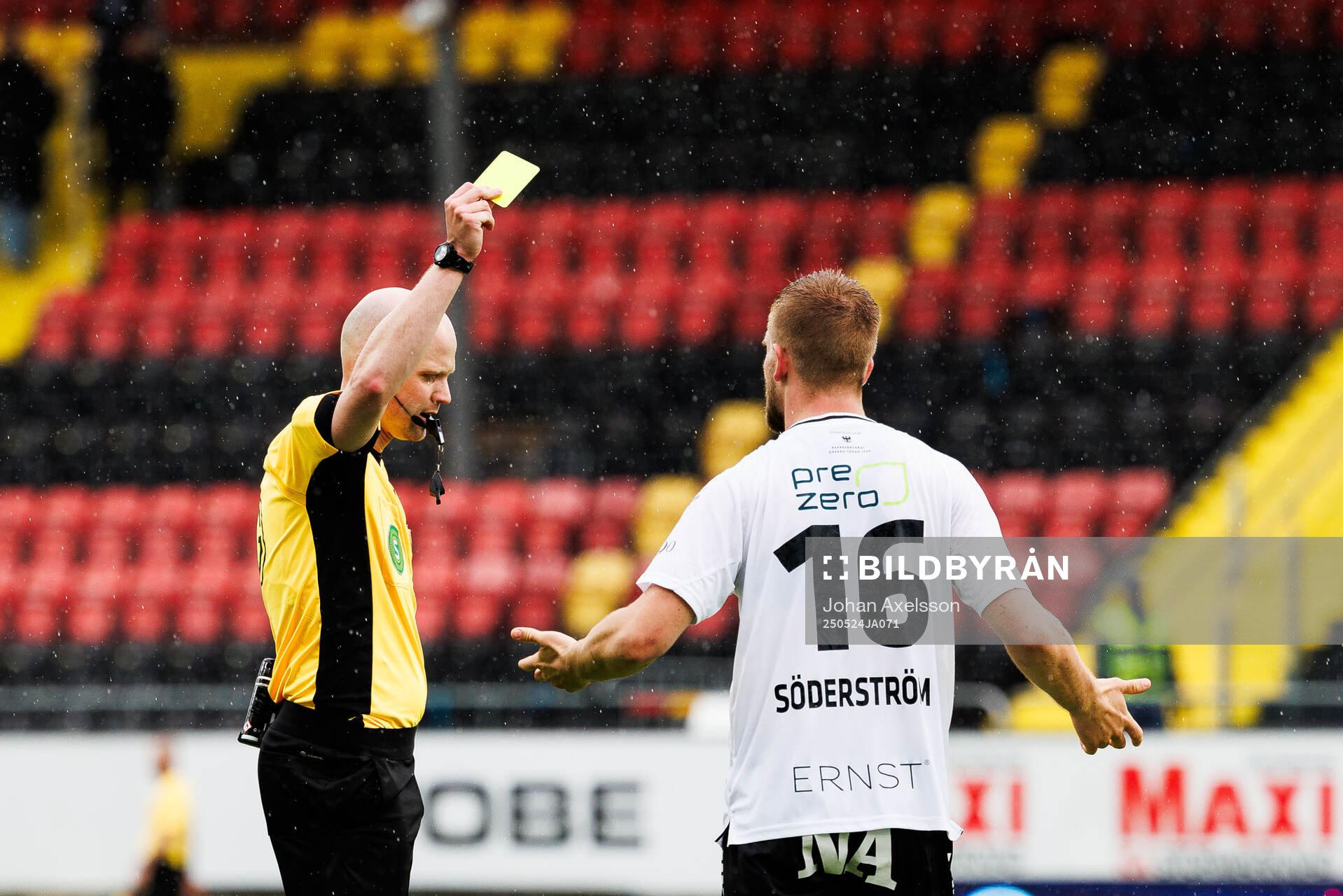 Domare Pontus Olofsson och Örebros Hampus Söderström under fotbollsmatchen i Superettan mellan Östersund och Örebro den 24 maj 2025 i Östersund.