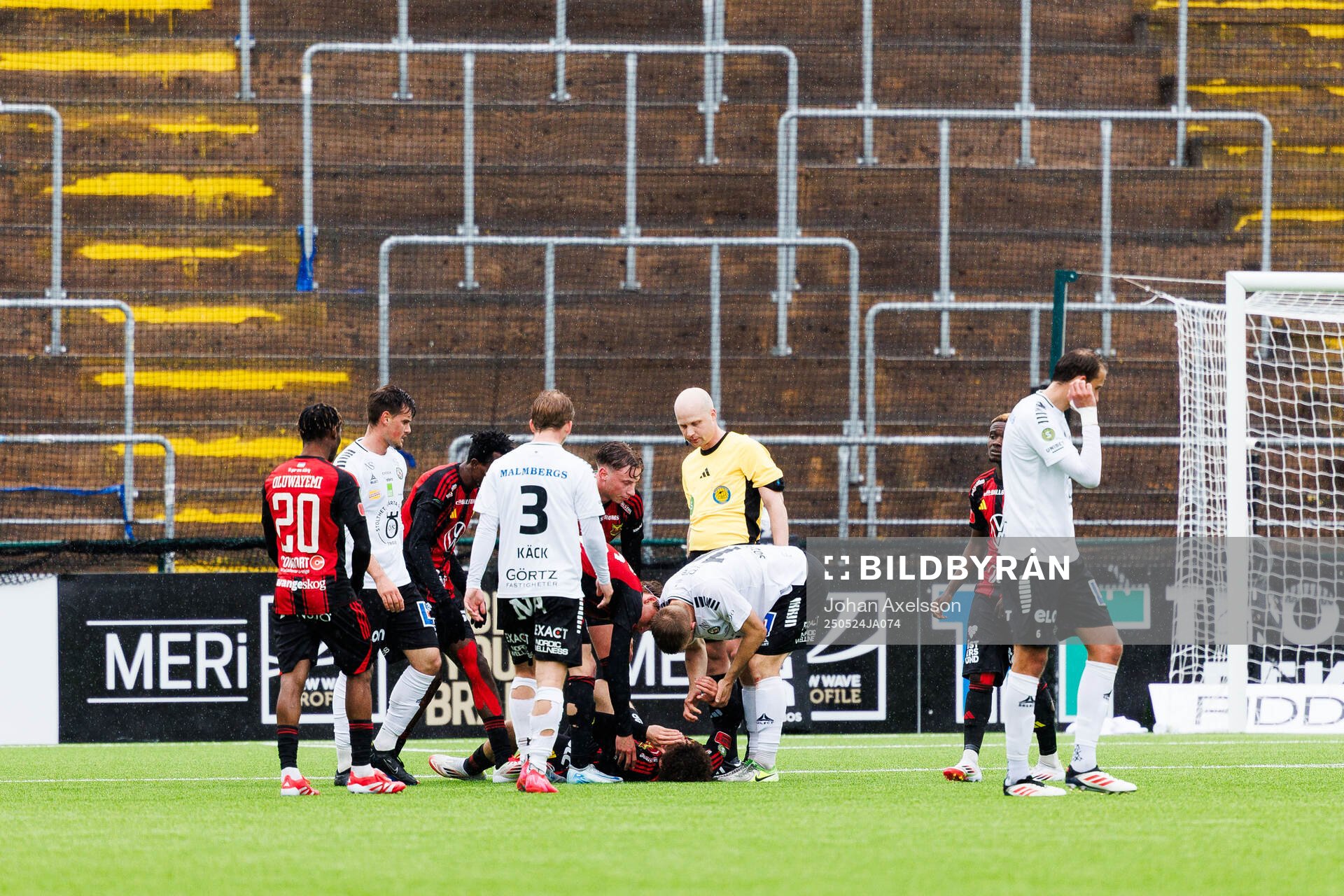 Östersunds Ziad Ghanoum får vård under fotbollsmatchen i Superettan mellan Östersund och Örebro den 24 maj 2025 i Östersund. 