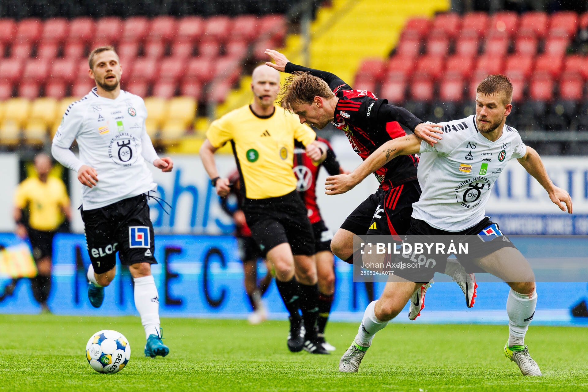 Östersunds Simon Marklund och Örebros Hampus Söderström under fotbollsmatchen i Superettan mellan Östersund och Örebro den 24 maj 2025 i Östersund.