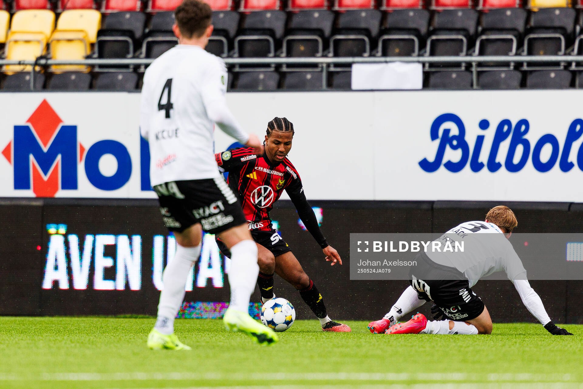 Östersunds Nebiyou Perry under fotbollsmatchen i Superettan mellan Östersund och Örebro den 24 maj 2025 i Östersund. 