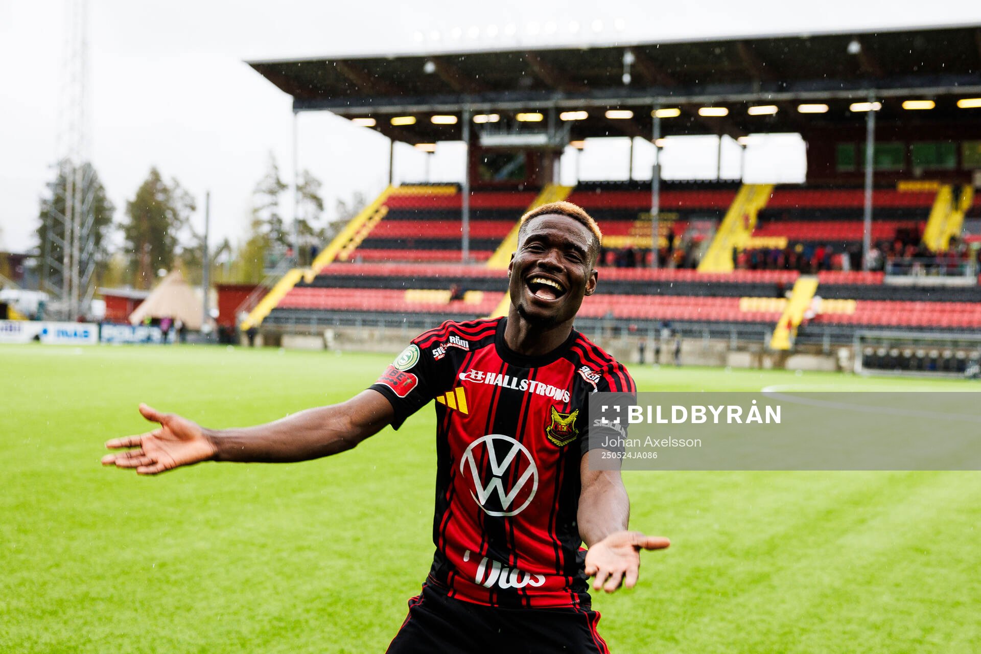 Östersunds Assiedou Yannick Armel Adjoumani jublar efter fotbollsmatchen i Superettan mellan Östersund och Örebro den 24 maj 2025 i Östersund.
