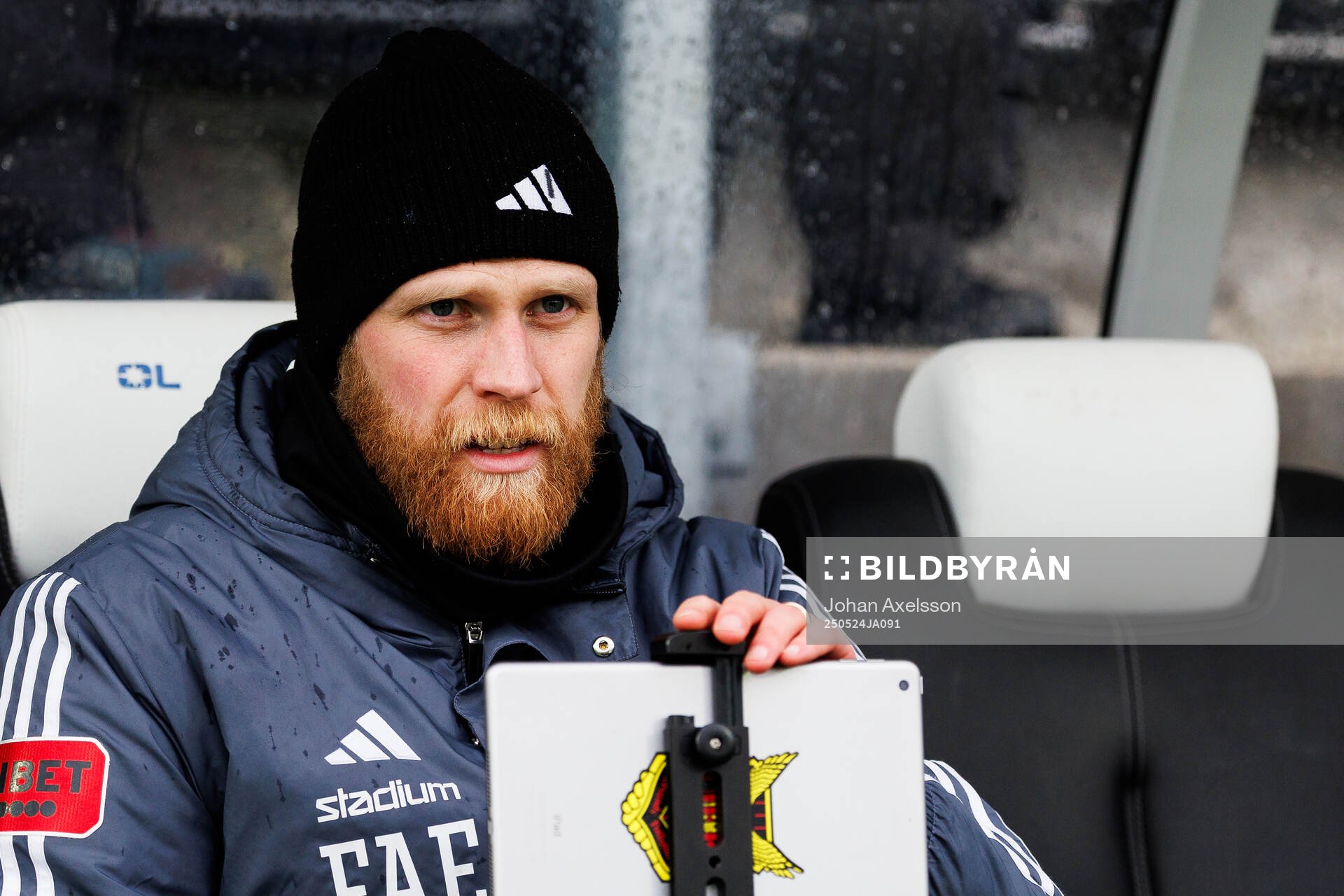 Östersunds assisterande tränare Fredrik Aasmundsen Eliassen under fotbollsmatchen i Superettan mellan Östersund och Örebro den 24 maj 2025 i Östersund.