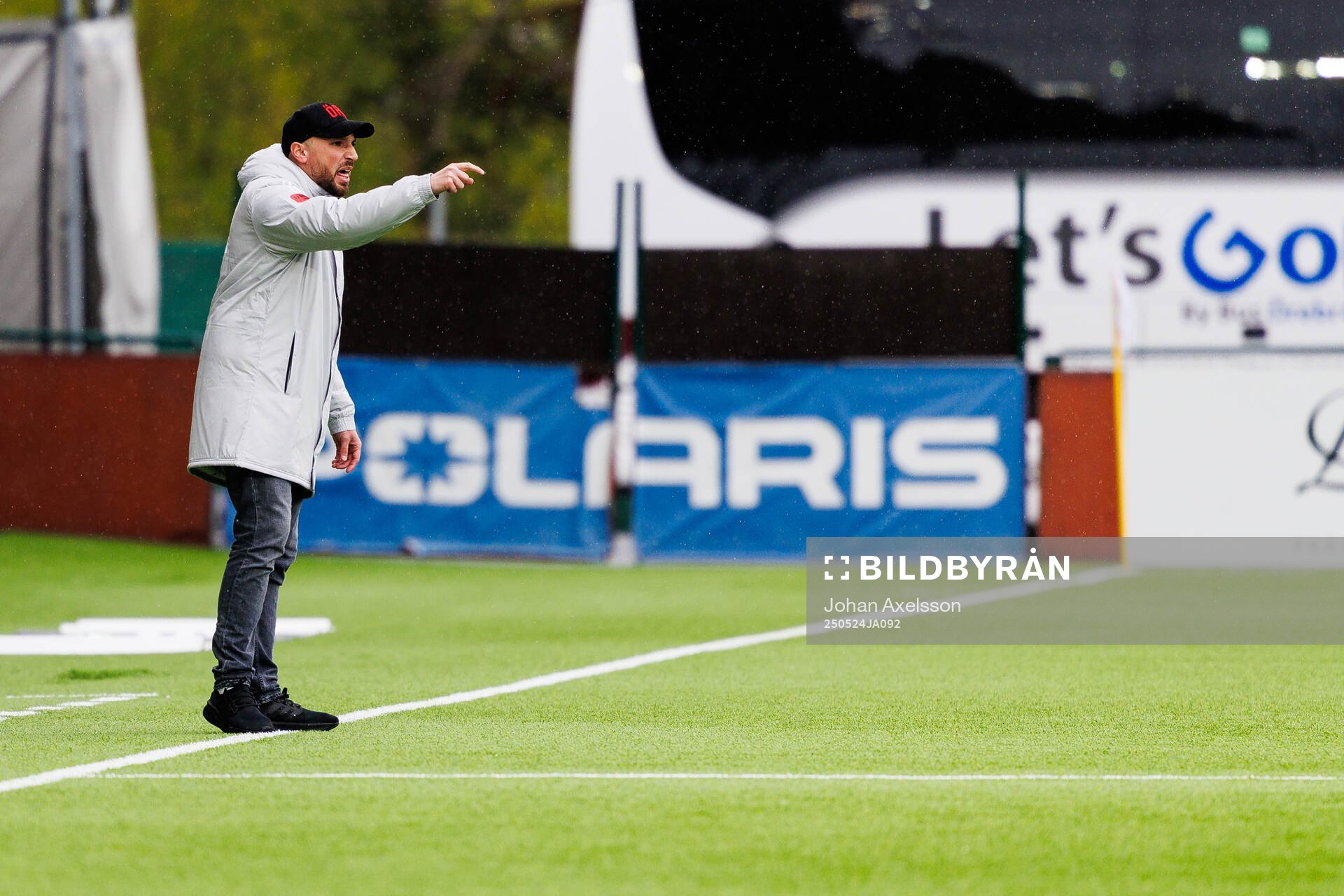 Östersunds tränare Kiarash Livani  under fotbollsmatchen i Superettan mellan Östersund och Örebro den 24 maj 2025 i Östersund. 