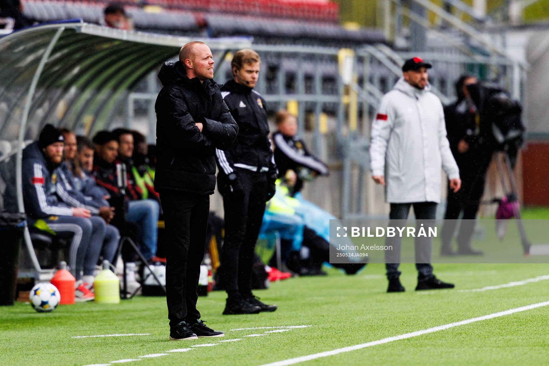 Örebros huvudtränare Patrik Haginge under fotbollsmatchen i Superettan mellan Östersund och Örebro den 24 maj 2025 i Östersund. 