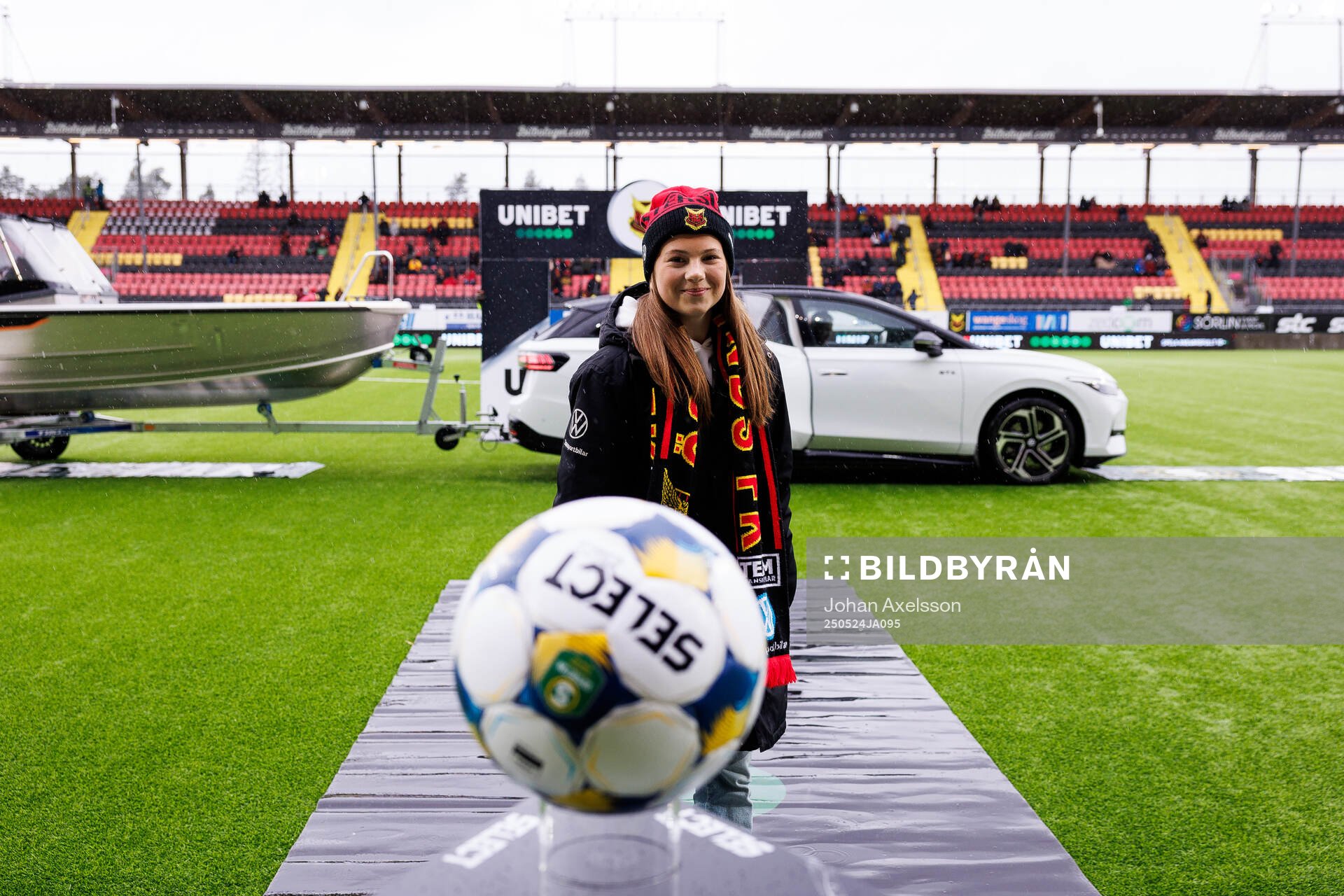 Ett fans lämnar matchbollen