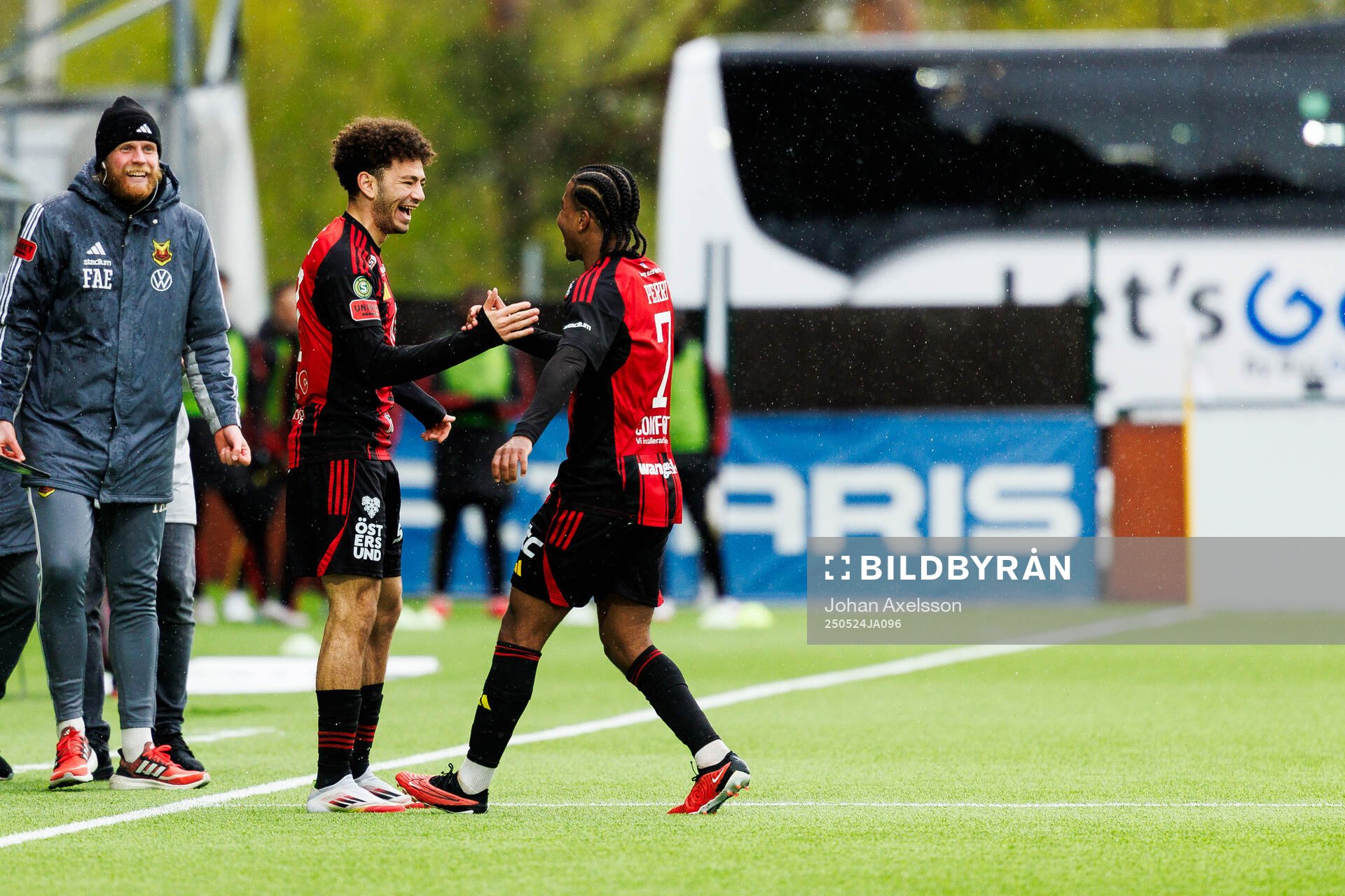 Östersunds Ziad Ghanoum och Nebiyou Perry jublar efter 3-1 under fotbollsmatchen i Superettan mellan Östersund och Örebro den 24 maj 2025 i Östersund.