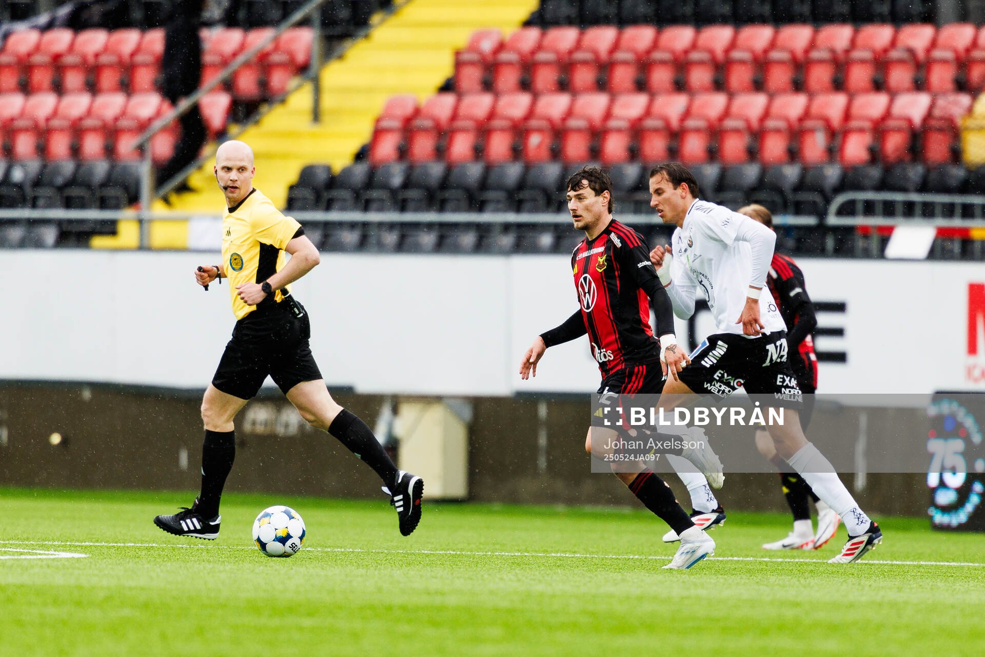 Östersunds Adrian Edqvist under fotbollsmatchen i Superettan mellan Östersund och Örebro den 24 maj 2025 i Östersund. 