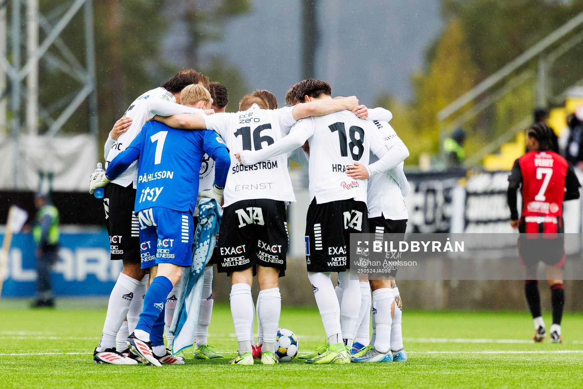 Örebros spelare under fotbollsmatchen i Superettan mellan Östersund och Örebro den 24 maj 2025 i Östersund. 
