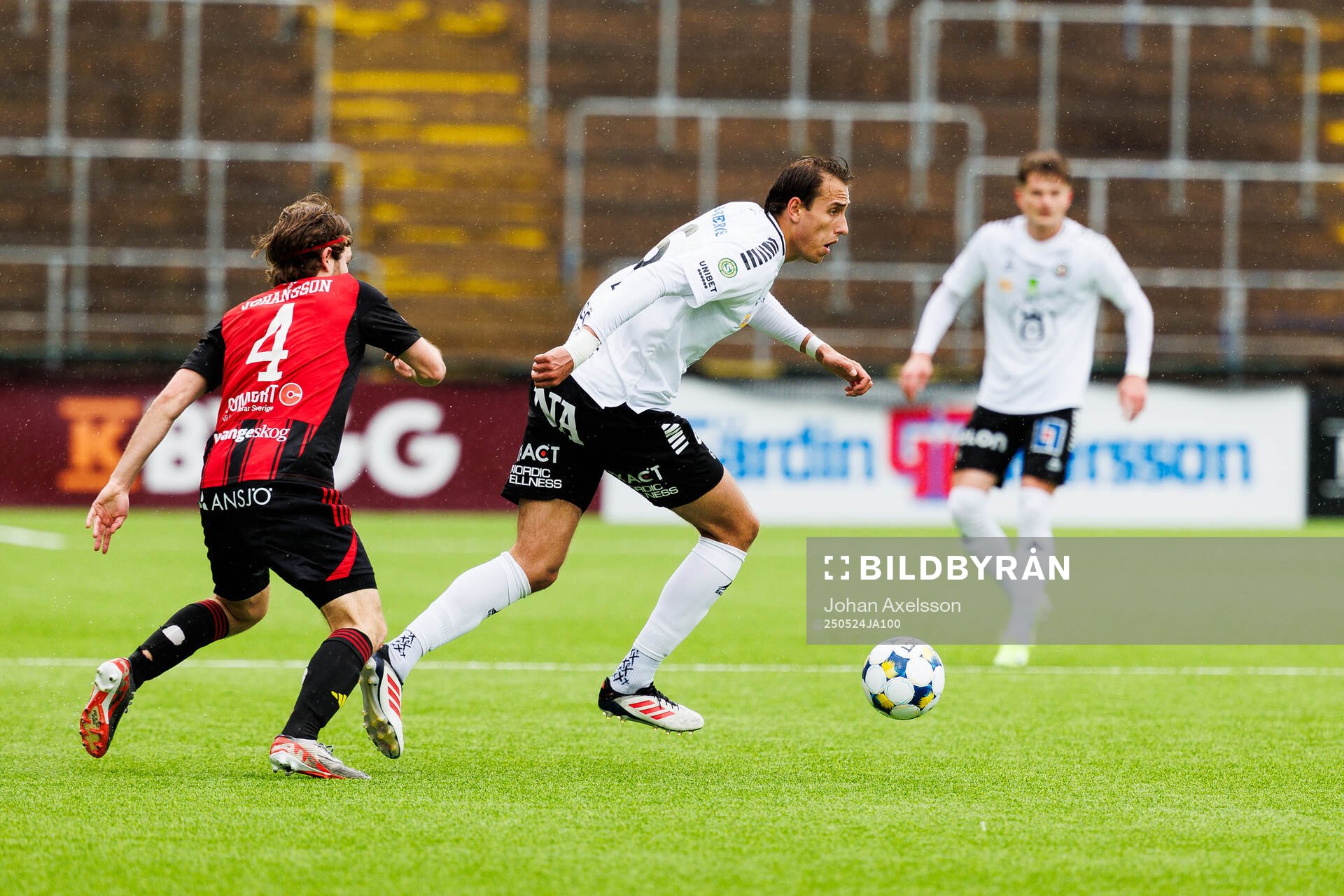 Örebros Melvin Bajrovic under fotbollsmatchen i Superettan mellan Östersund och Örebro den 24 maj 2025 i Östersund. 
