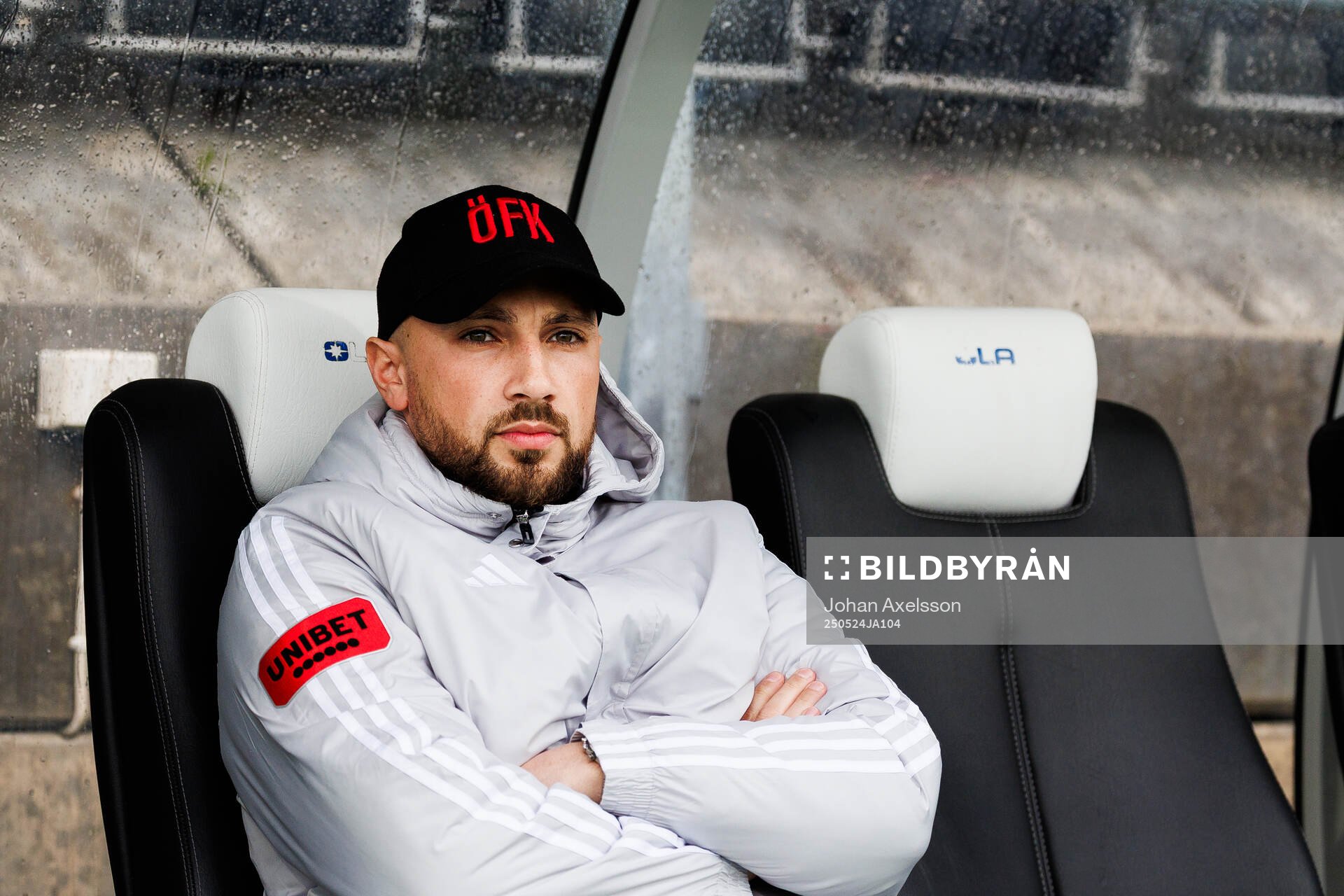 Östersunds tränare Kiarash Livani under fotbollsmatchen i Superettan mellan Östersund och Örebro den 24 maj 2025 i Östersund. 