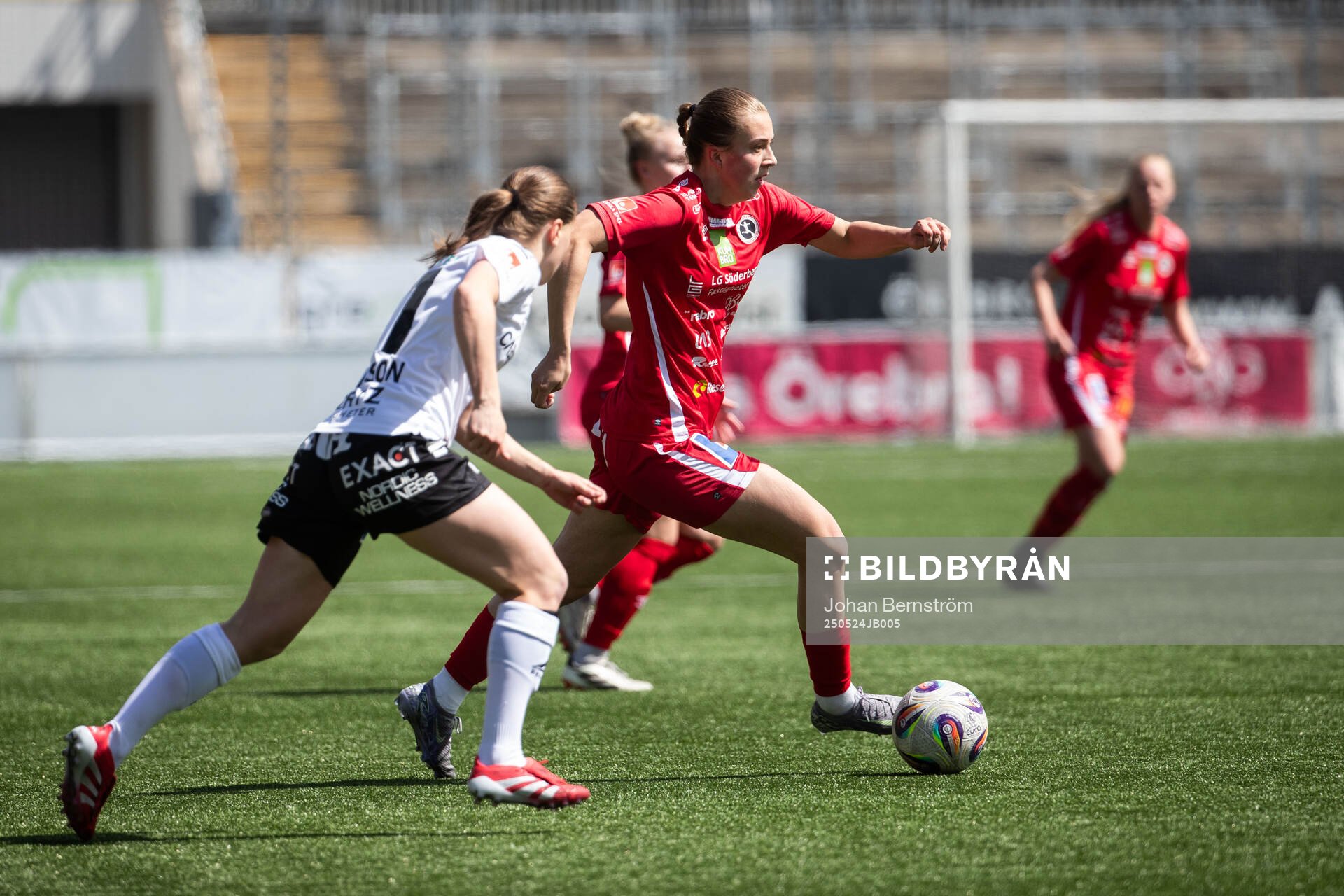KIF Örebros Helene Gross-Benberg och Örebro SKs Cornelia Karlsson under fotbollsmatchen i Elitettan mellan KIF Örebro och Örebro SK den 24 maj 2025 i Örebro.