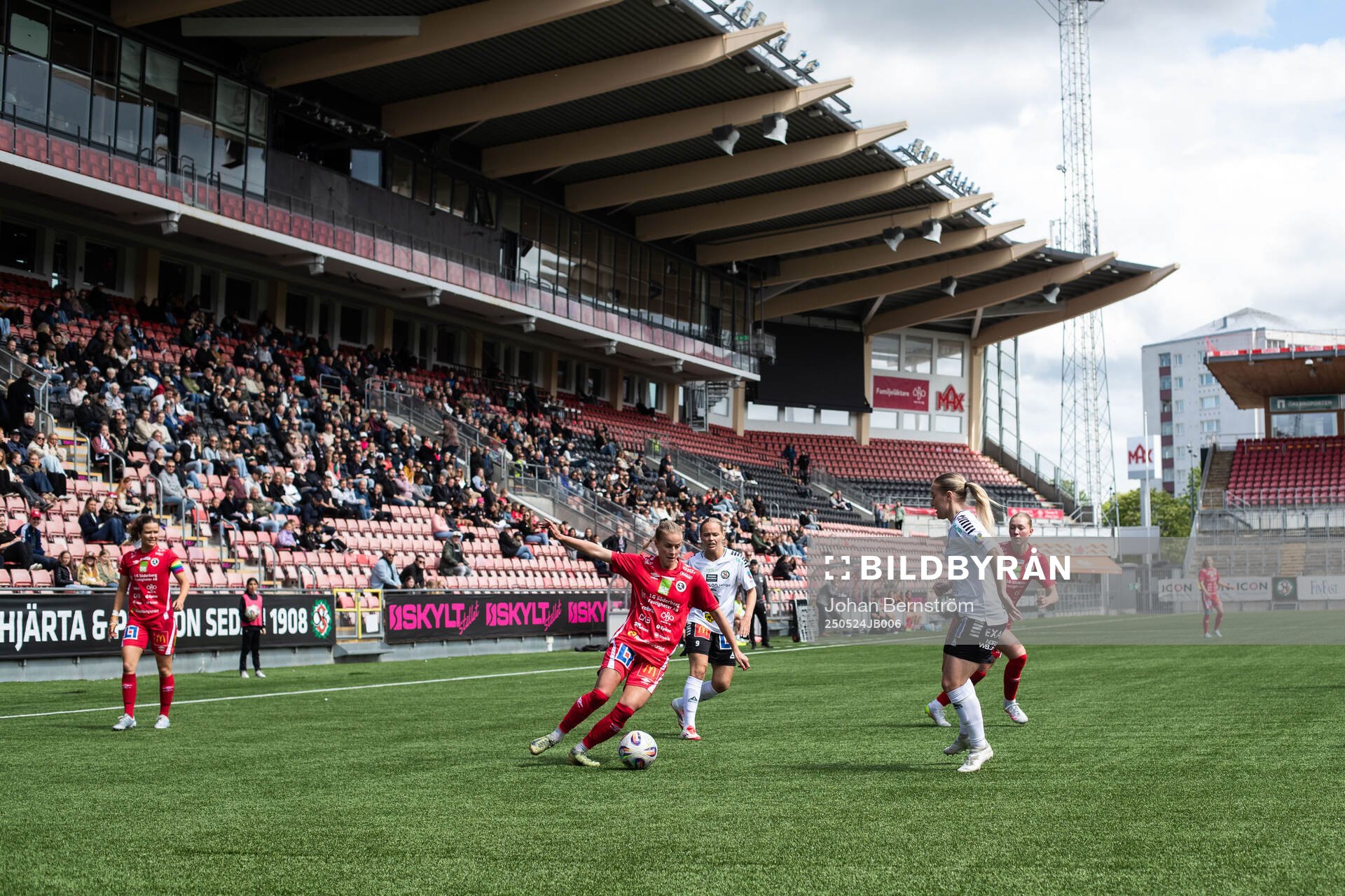KIF Örebros Demi Pierre under fotbollsmatchen i Elitettan mellan KIF Örebro och Örebro SK den 24 maj 2025 i Örebro. 