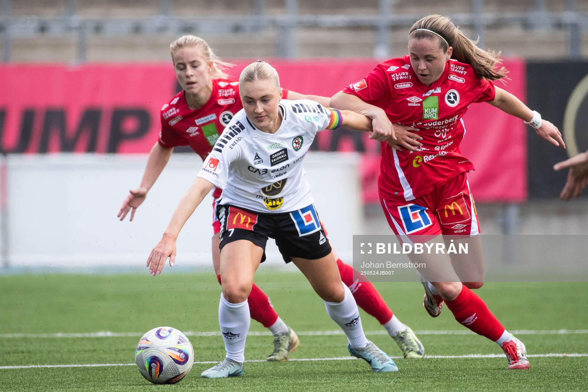 Örebro SKs Nora Törngren och KIF Örebros Ella Frost under fotbollsmatchen i Elitettan mellan KIF Örebro och Örebro SK den 24 maj 2025 i Örebro.