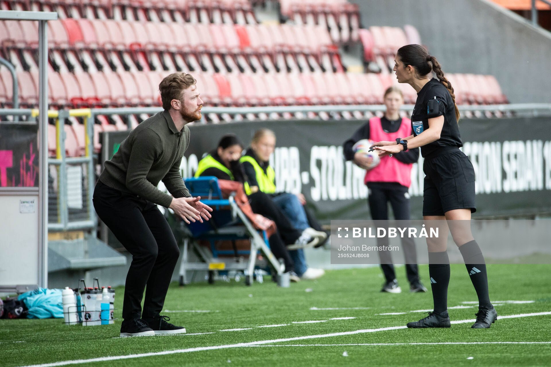 KIF Örebros tränare Fredrik Andersson i diskussion med domare Amane Kandas under fotbollsmatchen i Elitettan mellan KIF Örebro och Örebro SK den 24 maj 2025 i Örebro.