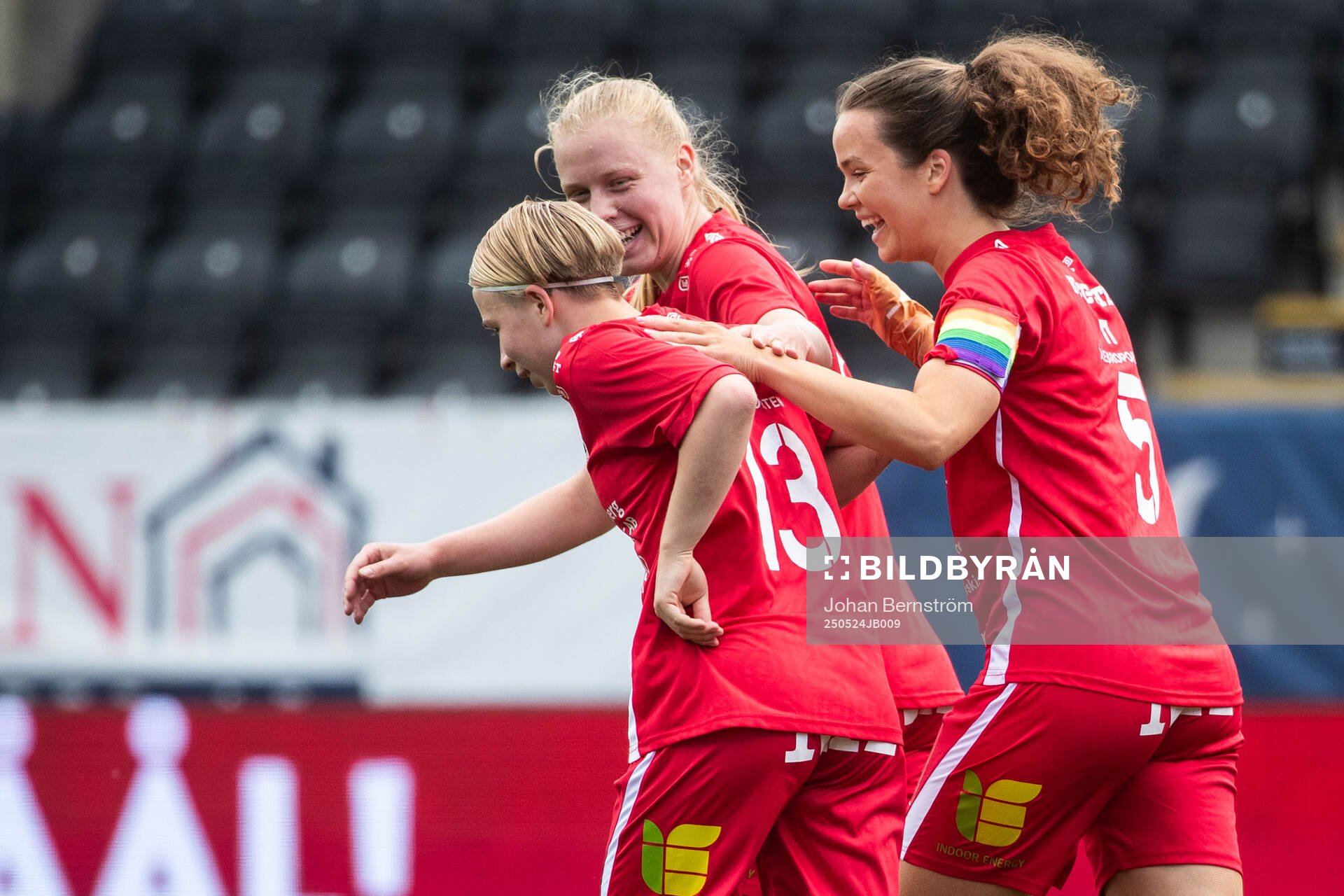 KIF Örebros Emilia Jägestedt Widstrand jublar med Julia Walentowicz efter 2-0 under fotbollsmatchen i Elitettan mellan KIF Örebro och Örebro SK den 24 maj 2025 i Örebro.