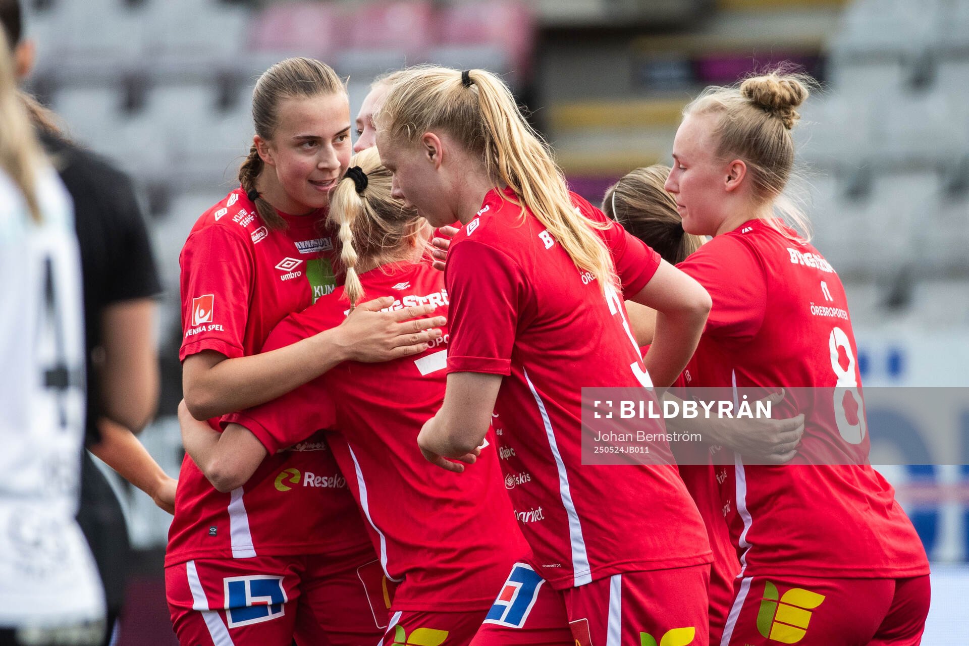 KIF Örebros Helene Gross-Benberg jublar med lagkamrater efter 1-0 under fotbollsmatchen i Elitettan mellan KIF Örebro och Örebro SK den 24 maj 2025 i Örebro.