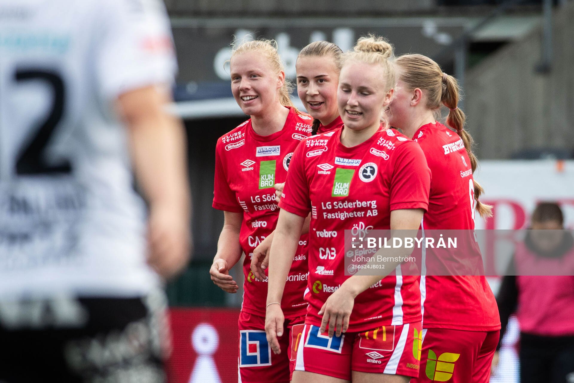 KIF Örebros Helene Gross-Benberg jublar efter 1-0 under fotbollsmatchen i Elitettan mellan KIF Örebro och Örebro SK den 24 maj 2025 i Örebro.