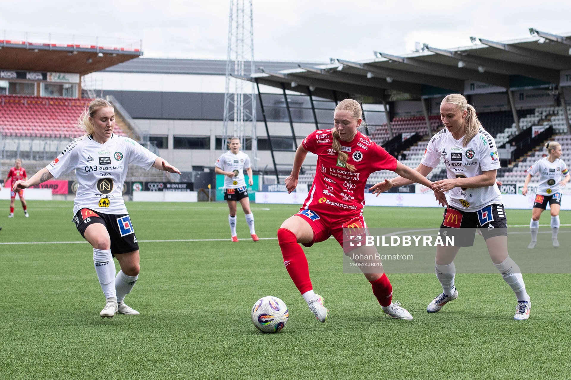 Örebro SKs Nellie Törngren och Alva Hed mot KIF Örebros