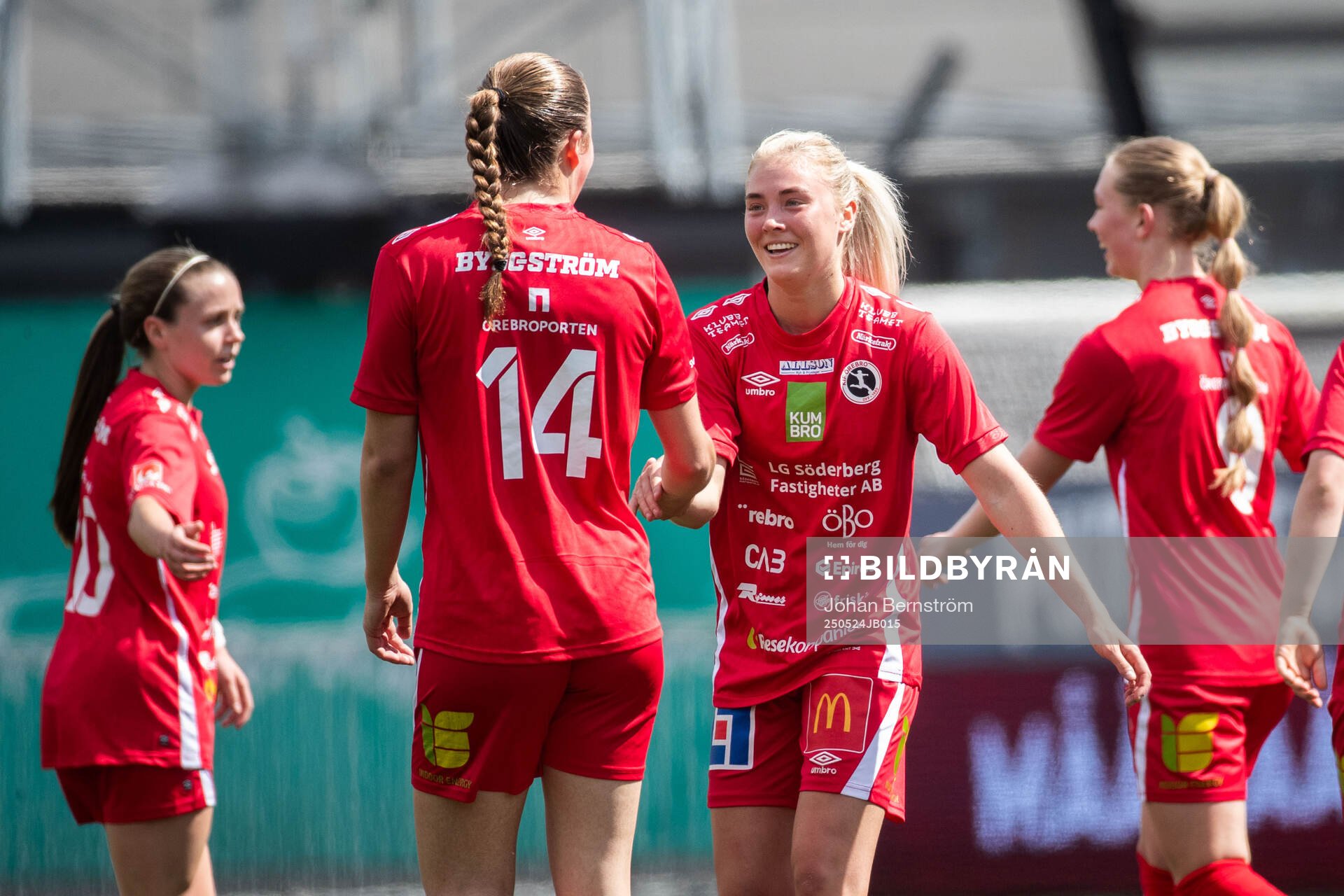 KIF Örebros Ida Björnberg jublar med Helene Gross-Benberg efter 3-0 under fotbollsmatchen i Elitettan mellan KIF Örebro och Örebro SK den 24 maj 2025 i Örebro.