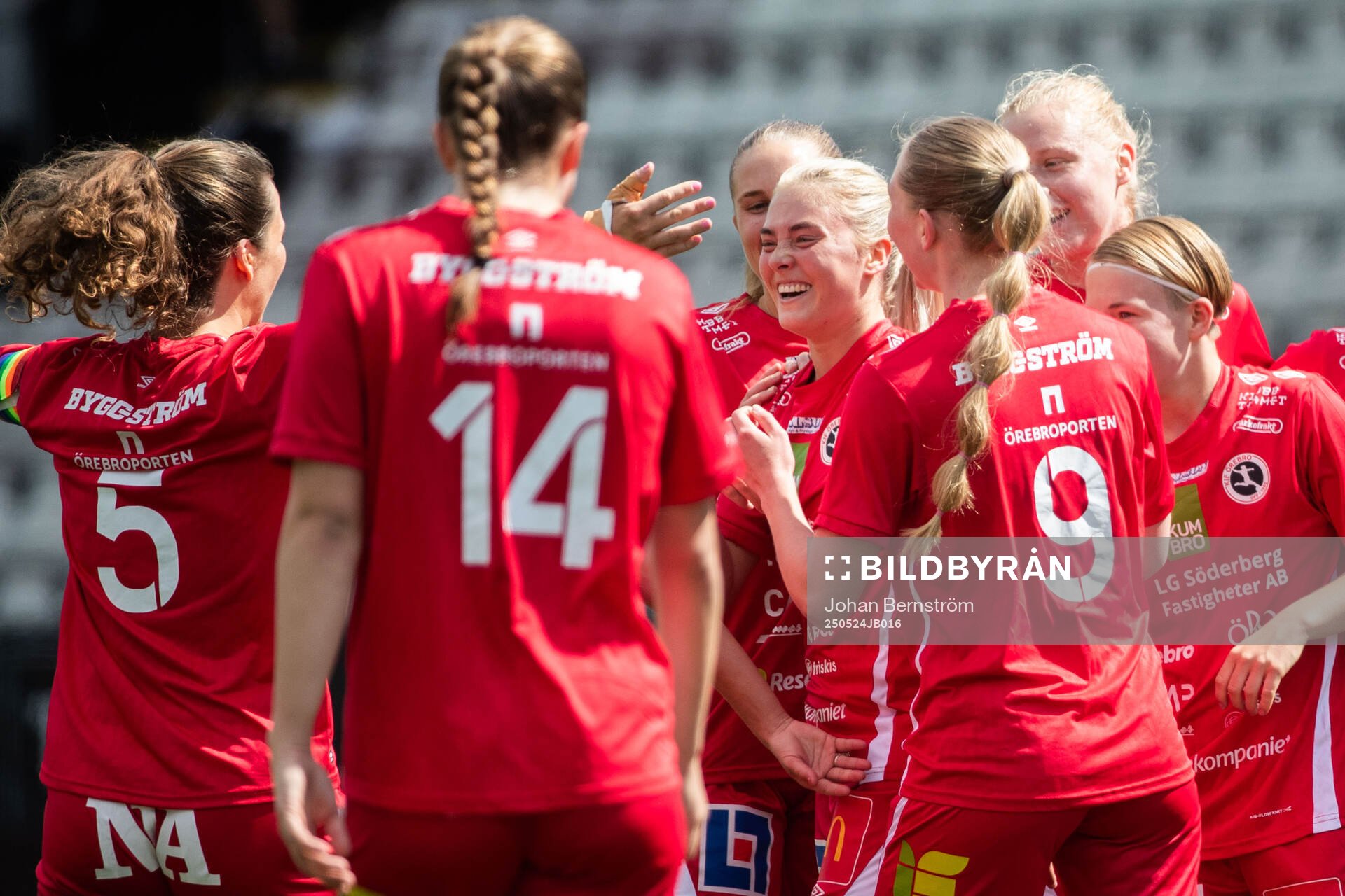 KIF Örebros Ida Björnberg jublar med lagkamrater efter 3-0 under fotbollsmatchen i Elitettan mellan KIF Örebro och Örebro SK den 24 maj 2025 i Örebro.