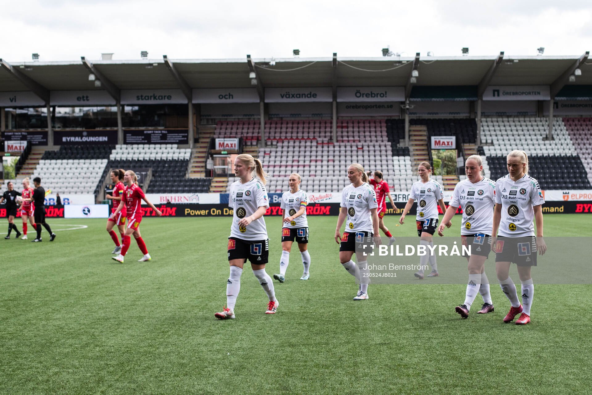 Örebro SKs spelare deppar efter första halvlek av fotbollsmatchen i Elitettan mellan KIF Örebro och Örebro SK den 24 maj 2025 i Örebro.