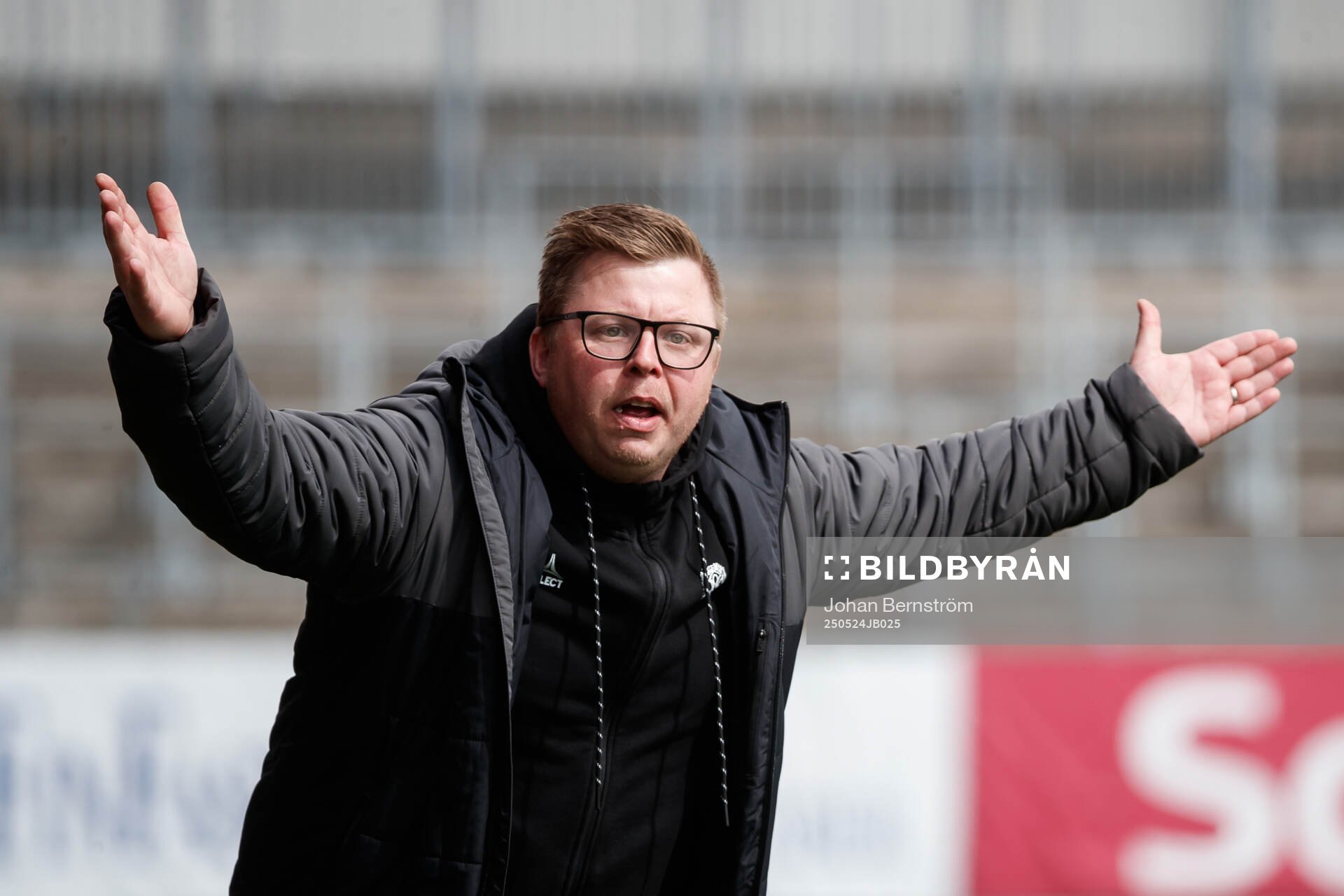 Örebro SKs tränare Dennis Gabrielsson reagerar under fotbollsmatchen i Elitettan mellan KIF Örebro och Örebro SK den 24 maj 2025 i Örebro.