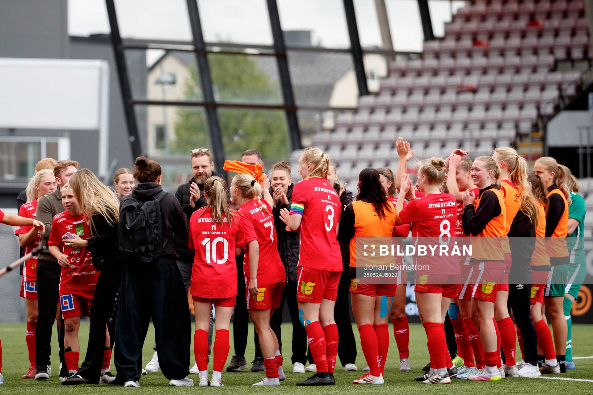 KIF Örebros Emilia Jägestedt Widstrand jublar med laget efter fotbollsmatchen i Elitettan mellan KIF Örebro och Örebro SK den 24 maj 2025 i Örebro.