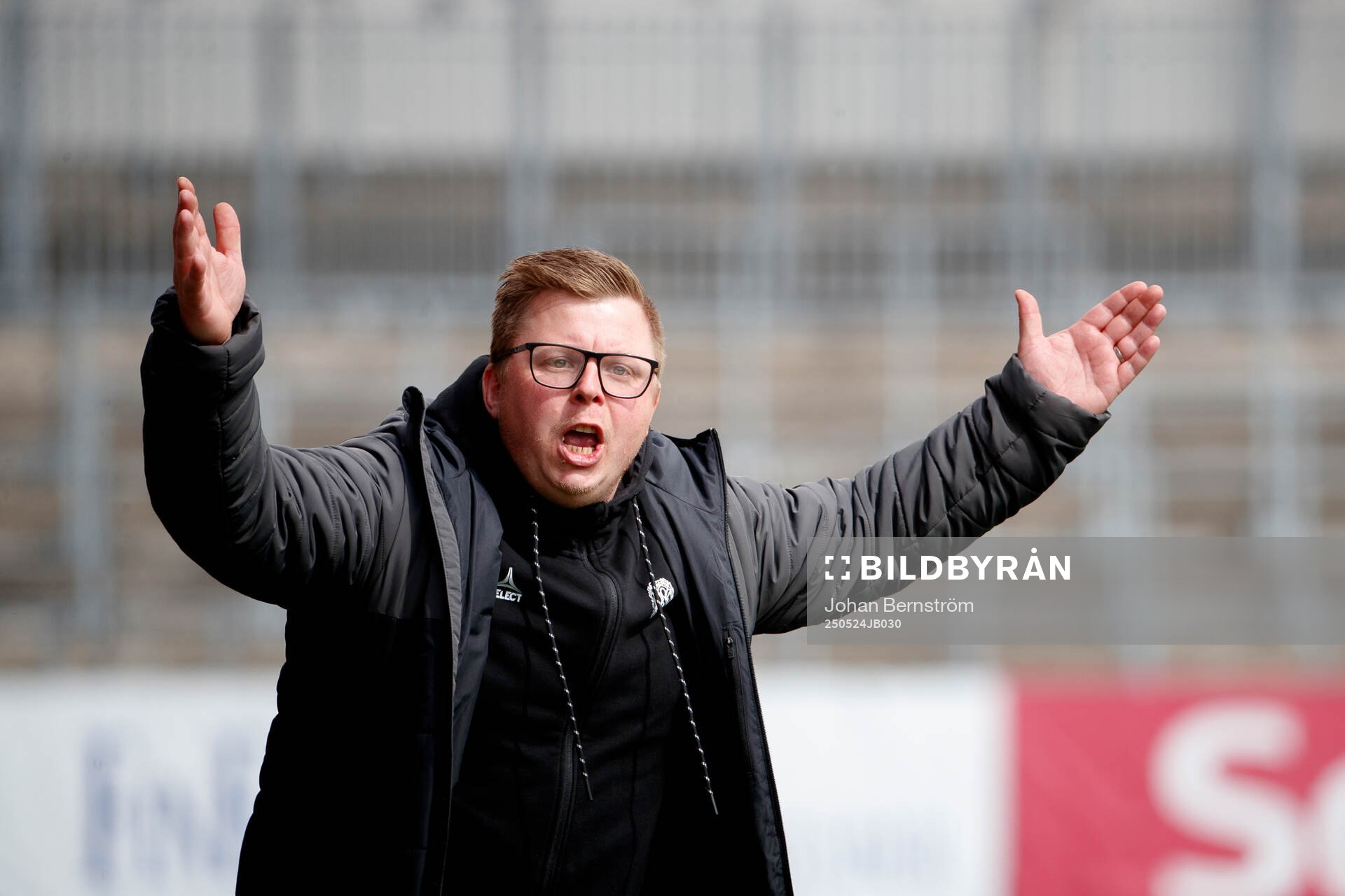 Örebro SKs tränare Dennis Gabrielsson reagerarunder fotbollsmatchen i Elitettan mellan KIF Örebro och Örebro SK den 24 maj 2025 i Örebro.