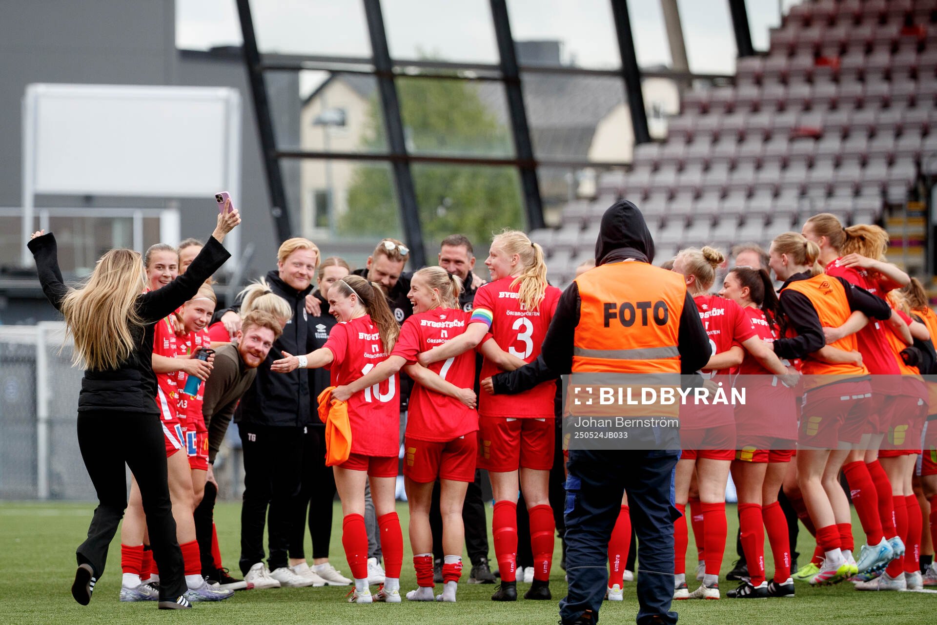KIF Örebros Emilia Jägestedt Widstrand och KIF Örebros klubbchef Elin Stengarn efter fotbollsmatchen i Elitettan mellan KIF Örebro och Örebro SK den 24 maj 2025 i Örebro.