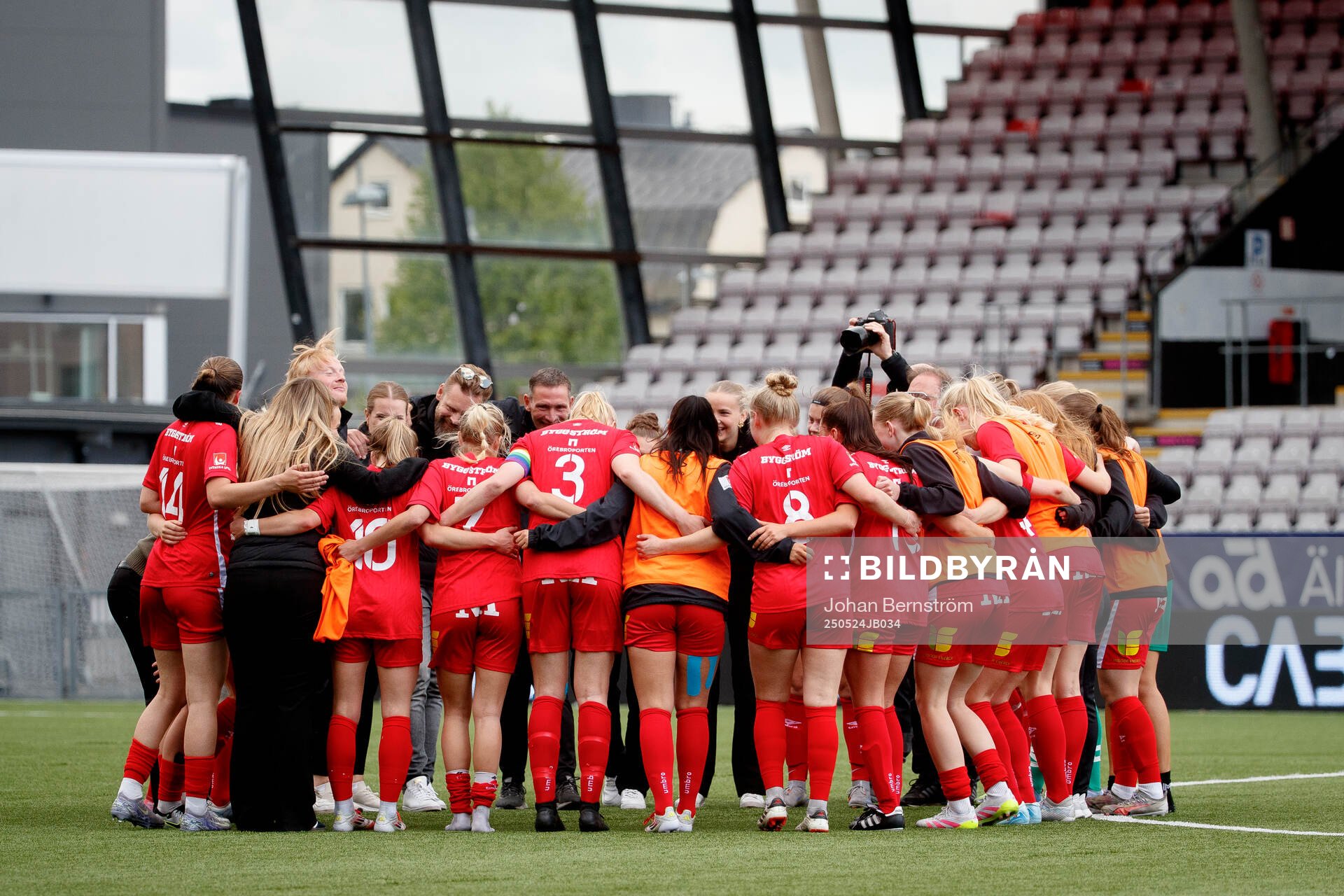 KIF Örebros lag samlas efter fotbollsmatchen i Elitettan mellan KIF Örebro och Örebro SK den 24 maj 2025 i Örebro. 
