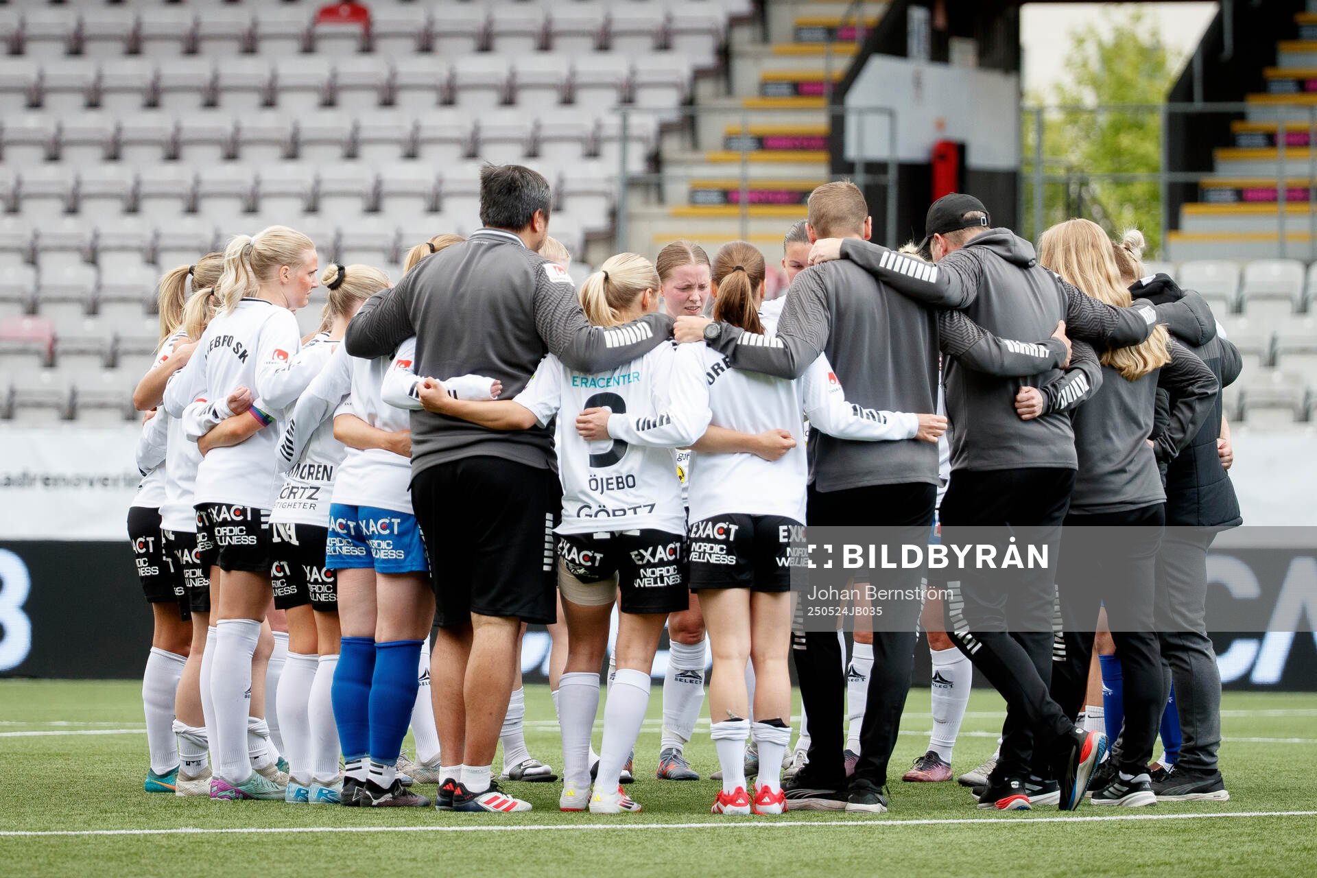 Örebro SKs lag samlas efter fotbollsmatchen i Elitettan mellan KIF Örebro och Örebro SK den 24 maj 2025 i Örebro. 