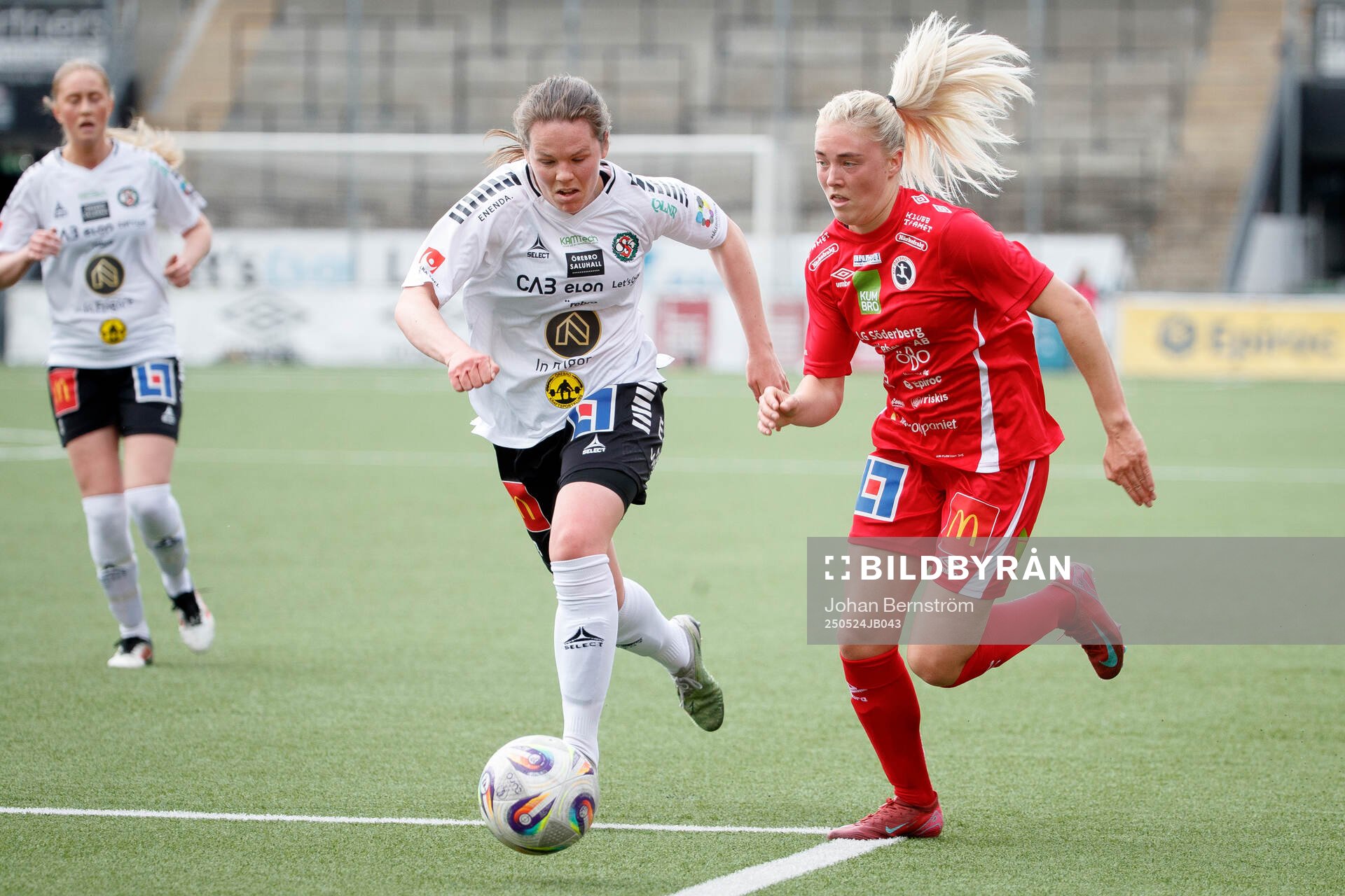 Örebro SKs Ida Ahlbom och KIF Örebros Ida Björnberg under fotbollsmatchen i Elitettan mellan KIF Örebro och Örebro SK den 24 maj 2025 i Örebro.