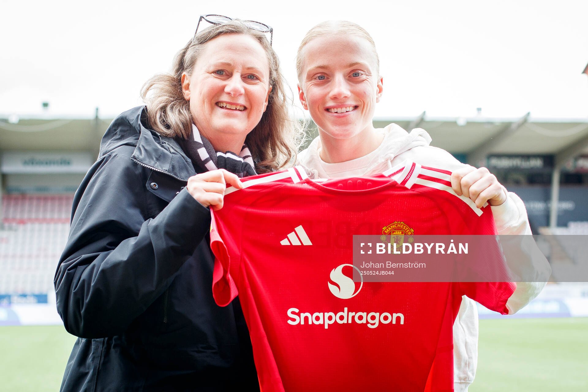Manchester Uniteds Anna Sandberg med en matchtröja efter fotbollsmatchen i Elitettan mellan KIF Örebro och Örebro SK den 24 maj 2025 i Örebro.