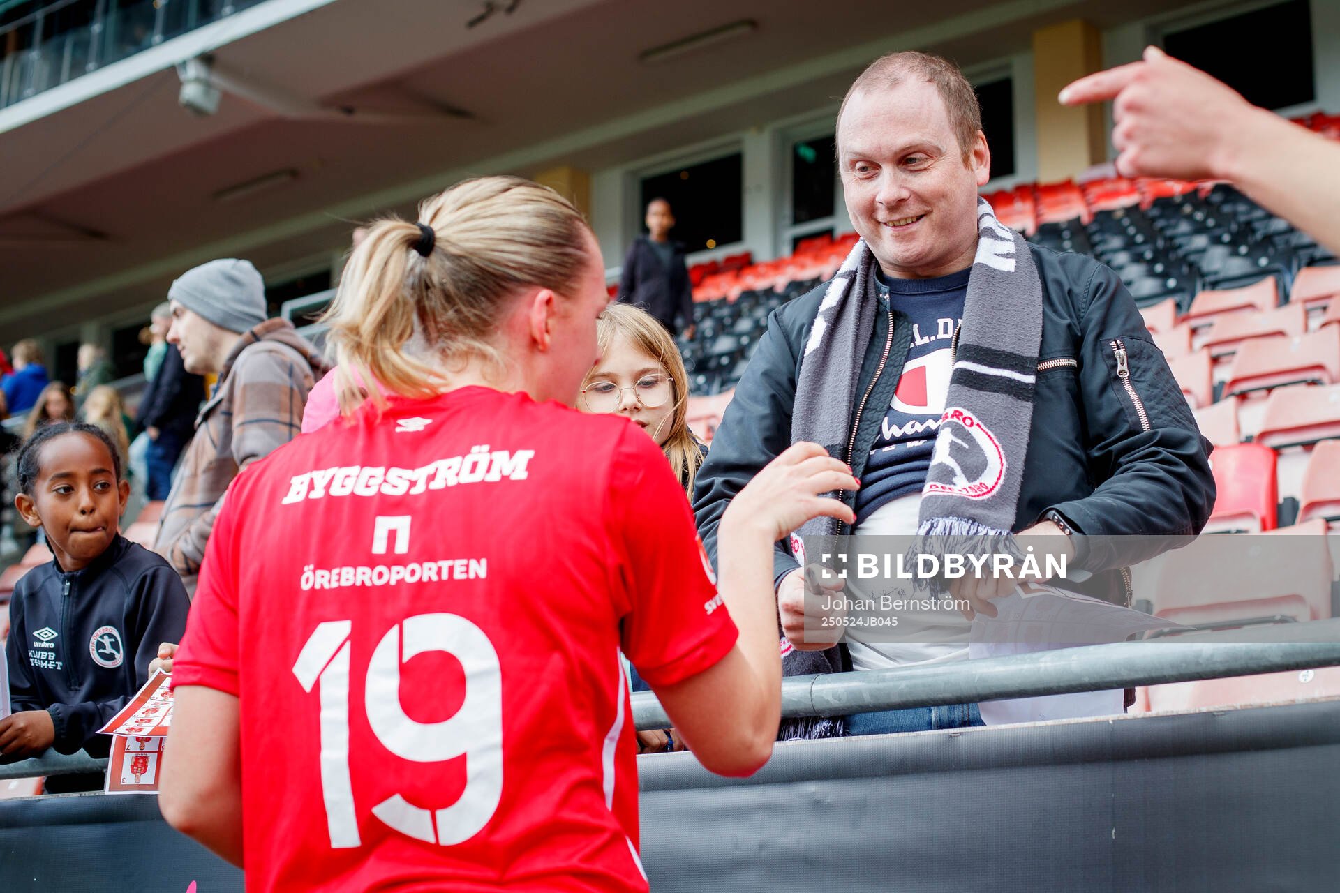 KIF Örebros Maja Alvin skriver autografer efter fotbollsmatchen i Elitettan mellan KIF Örebro och Örebro SK den 24 maj 2025 i Örebro. 