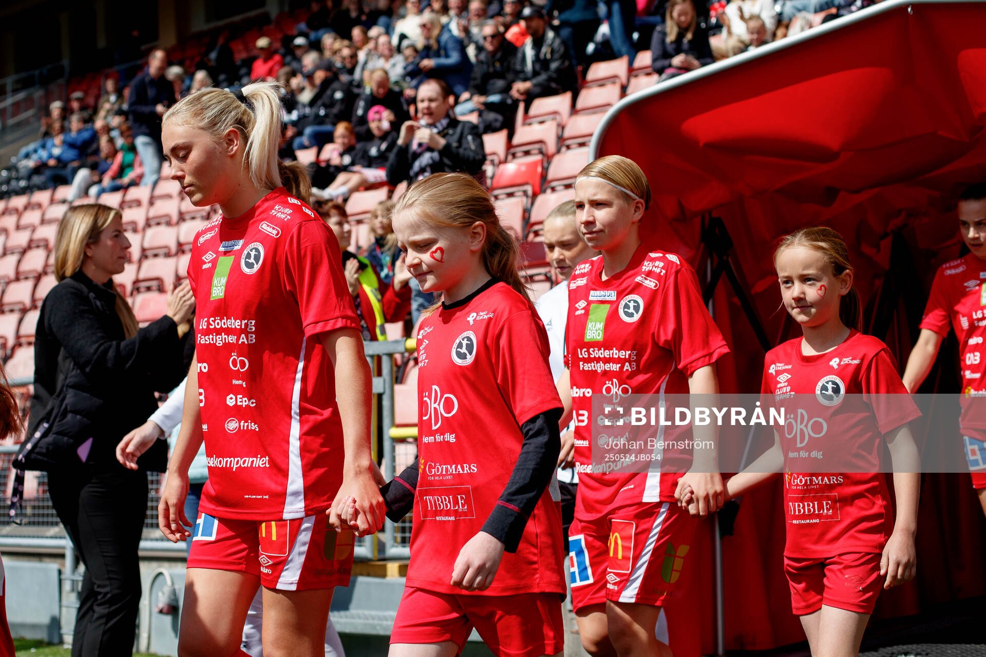 KIF Örebros Ida Björnberg och Emilia Jägestedt Widstrand inför under fotbollsmatchen i Elitettan mellan KIF Örebro och Örebro SK den 24 maj 2025 i Örebro.