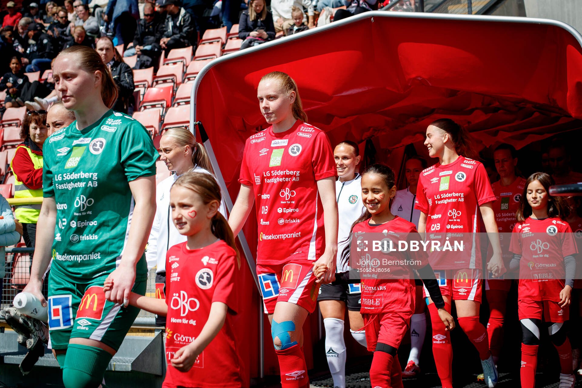 KIF Örebros Olivia Okara inför under fotbollsmatchen i Elitettan mellan KIF Örebro och Örebro SK den 24 maj 2025 i Örebro. 