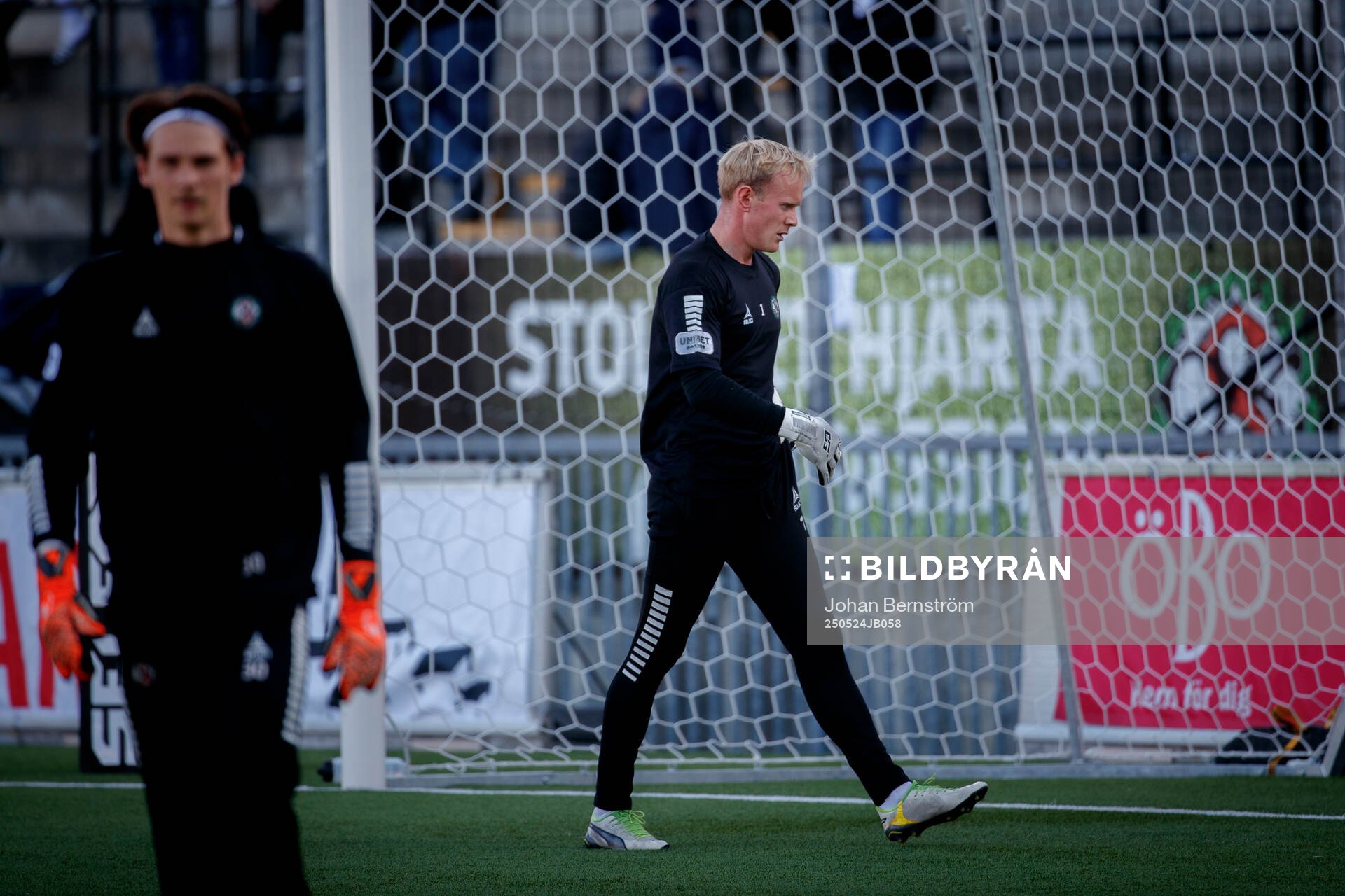 Örebros Buster Runheim och målvakt Malte Påhlsson inför fotbollsmatchen i Elitettan mellan KIF Örebro och Örebro SK den 24 maj 2025 i Örebro.
