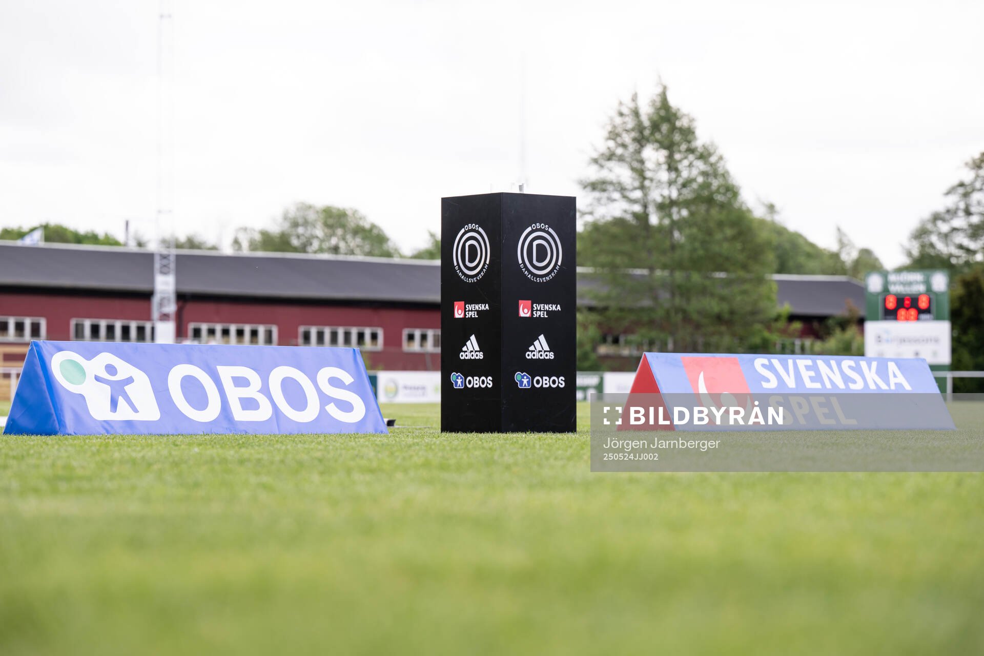 OBOS och Svenska spel reklam inför fotbollsmatchen i Damallsvenskan mellan Alingsås och IFK Norrköping den 24 maj 2025 i Alingsås.