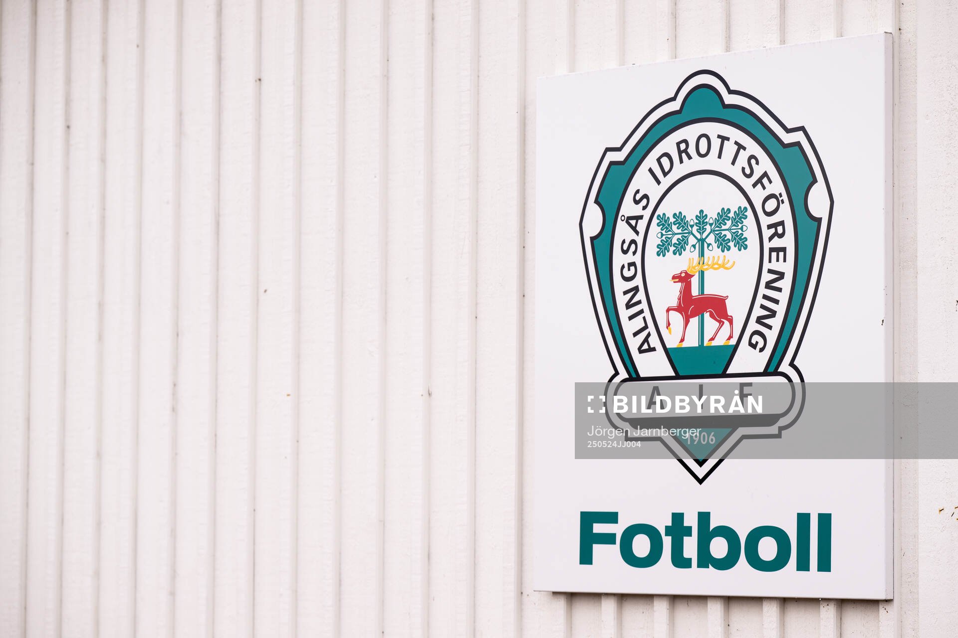 Alingsås klubbemblem på vägg inför fotbollsmatchen i Damallsvenskan mellan Alingsås och IFK Norrköping den 24 maj 2025 i Alingsås.