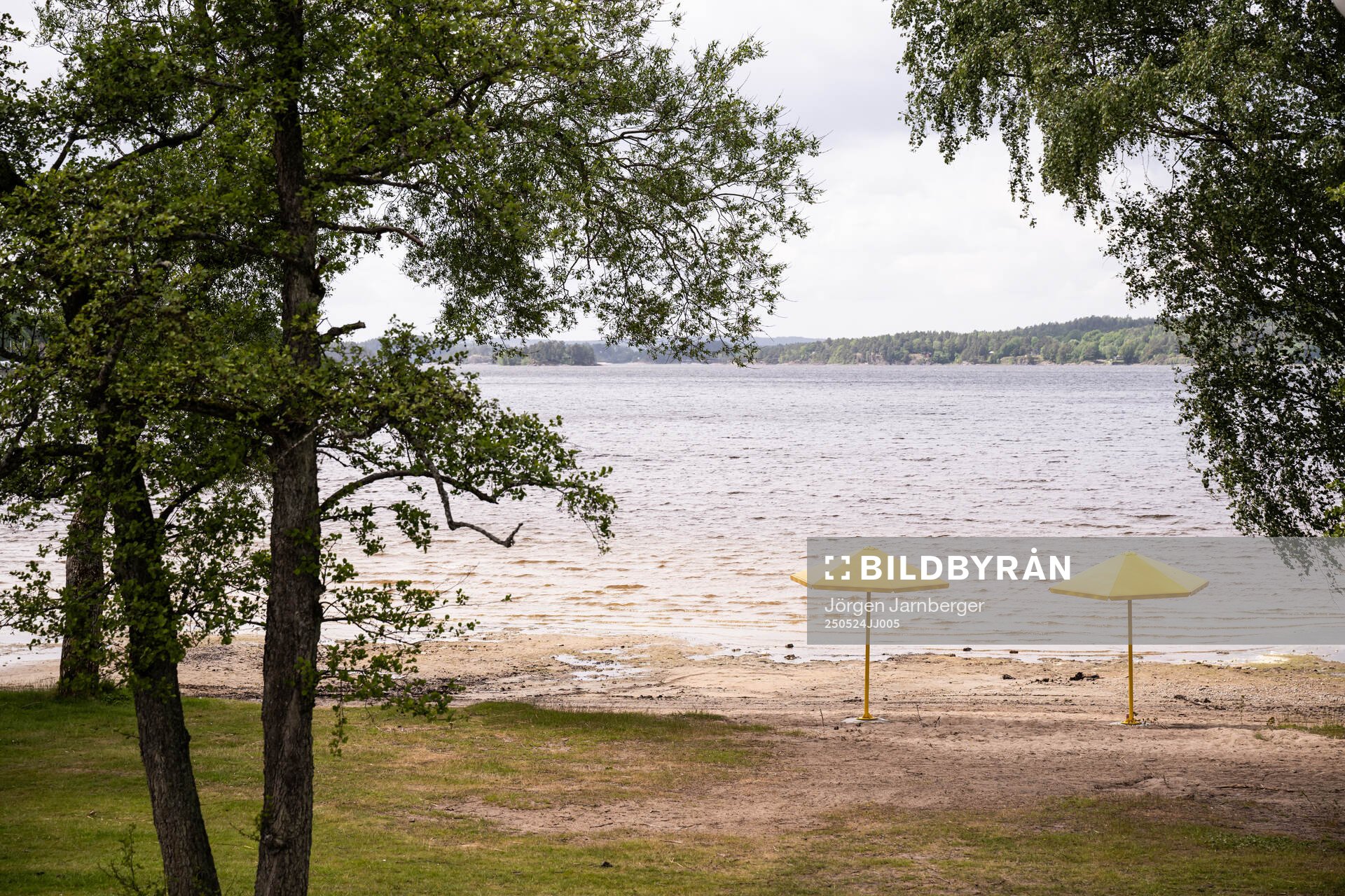 Stranden vid Mjörn med parasoller
