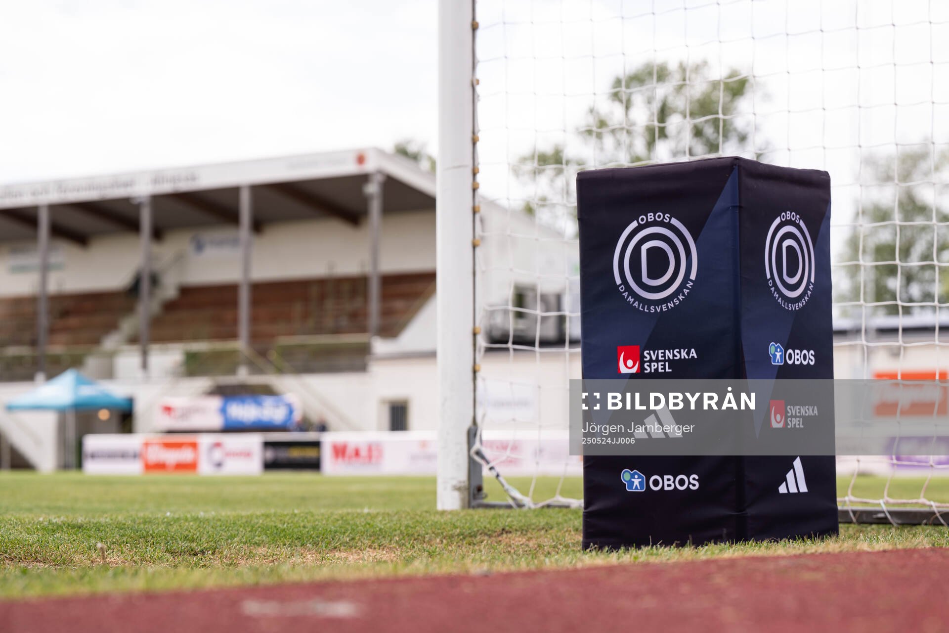 Bollhållare med OBOS, Svenska spel, och Adiddas loggor inför fotbollsmatchen i Damallsvenskan mellan Alingsås och IFK Norrköping den 24 maj 2025 i Alingsås.